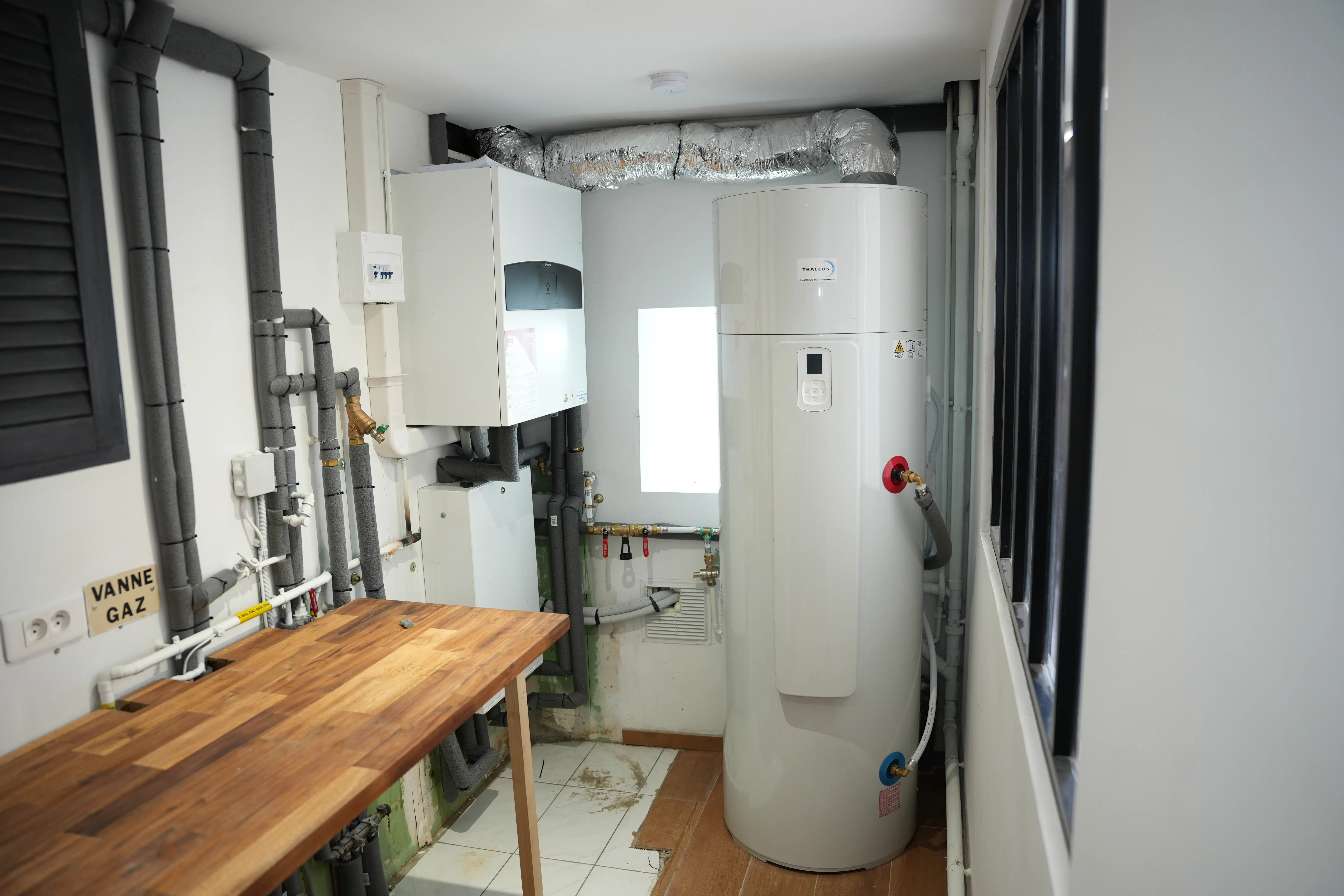 Pompe à chaleur air eau et ballon thermodynamique installés chez monsieur Wood par Avisun x Carrefour énergies