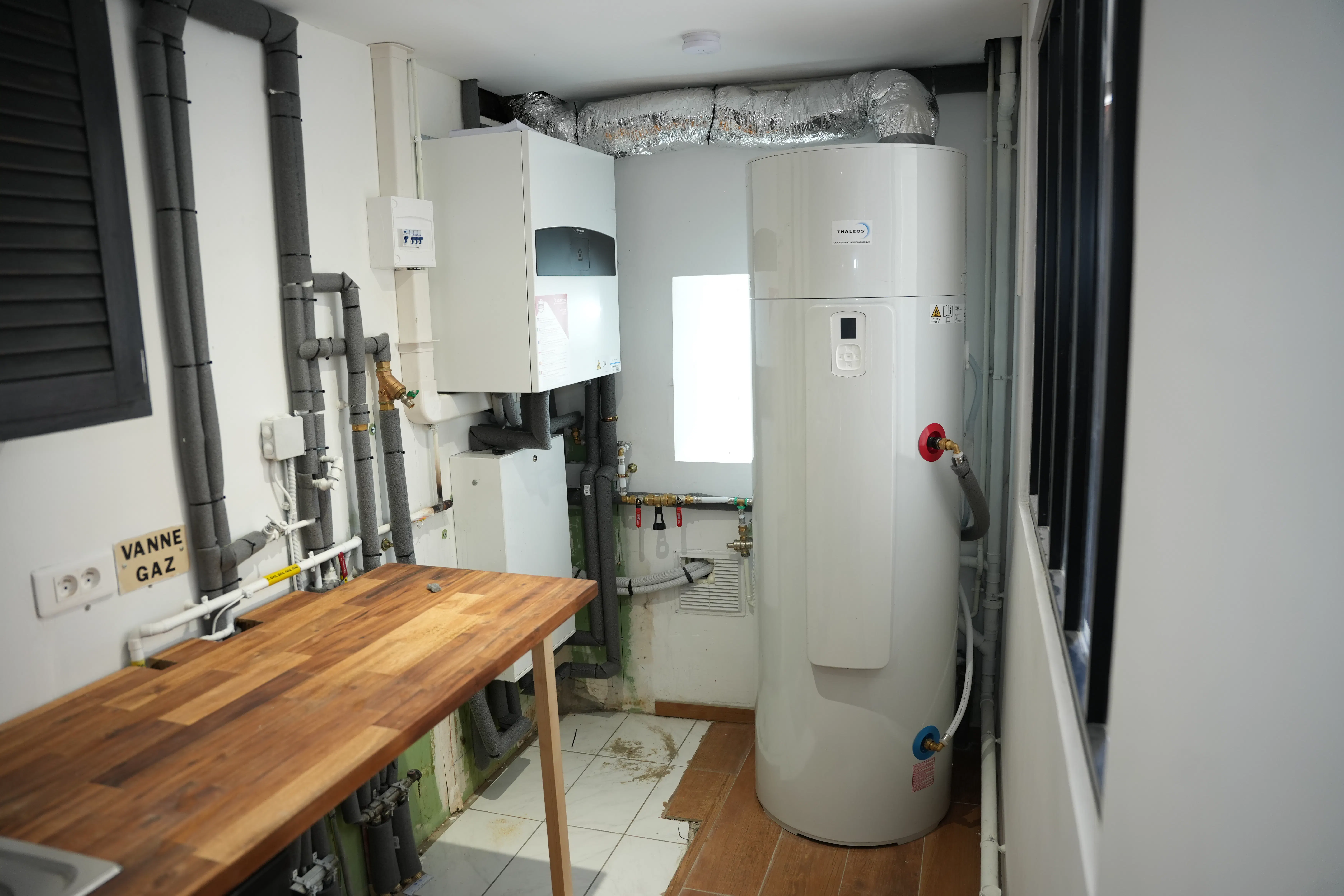 Pompe à chaleur air eau et ballon thermodynamique installés chez monsieur Wood par Avisun x Carrefour énergies