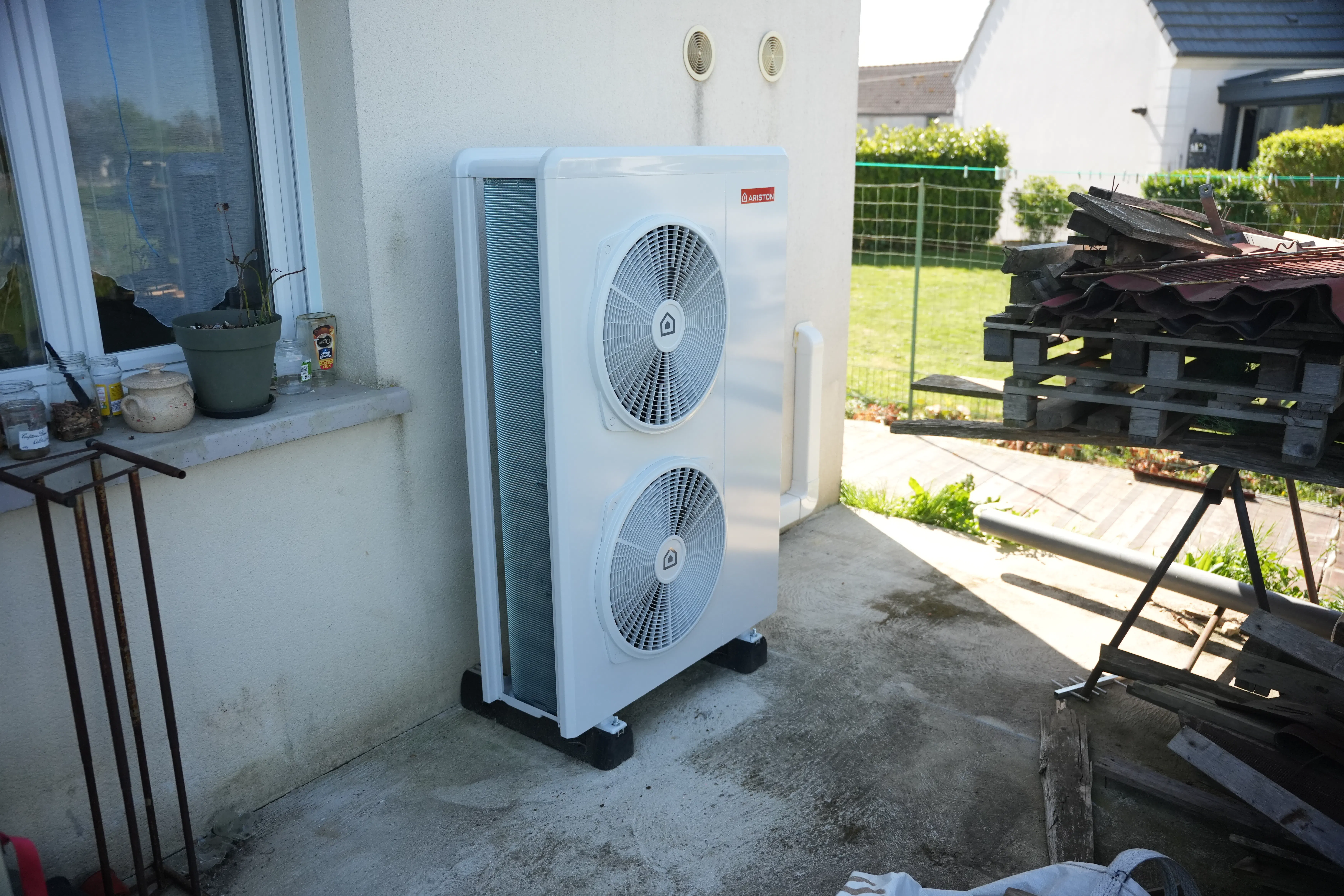 Pompe à chaleur air eau et ballon thermodynamique installés chez monsieur Cojande par Avisun x Carrefour énergies