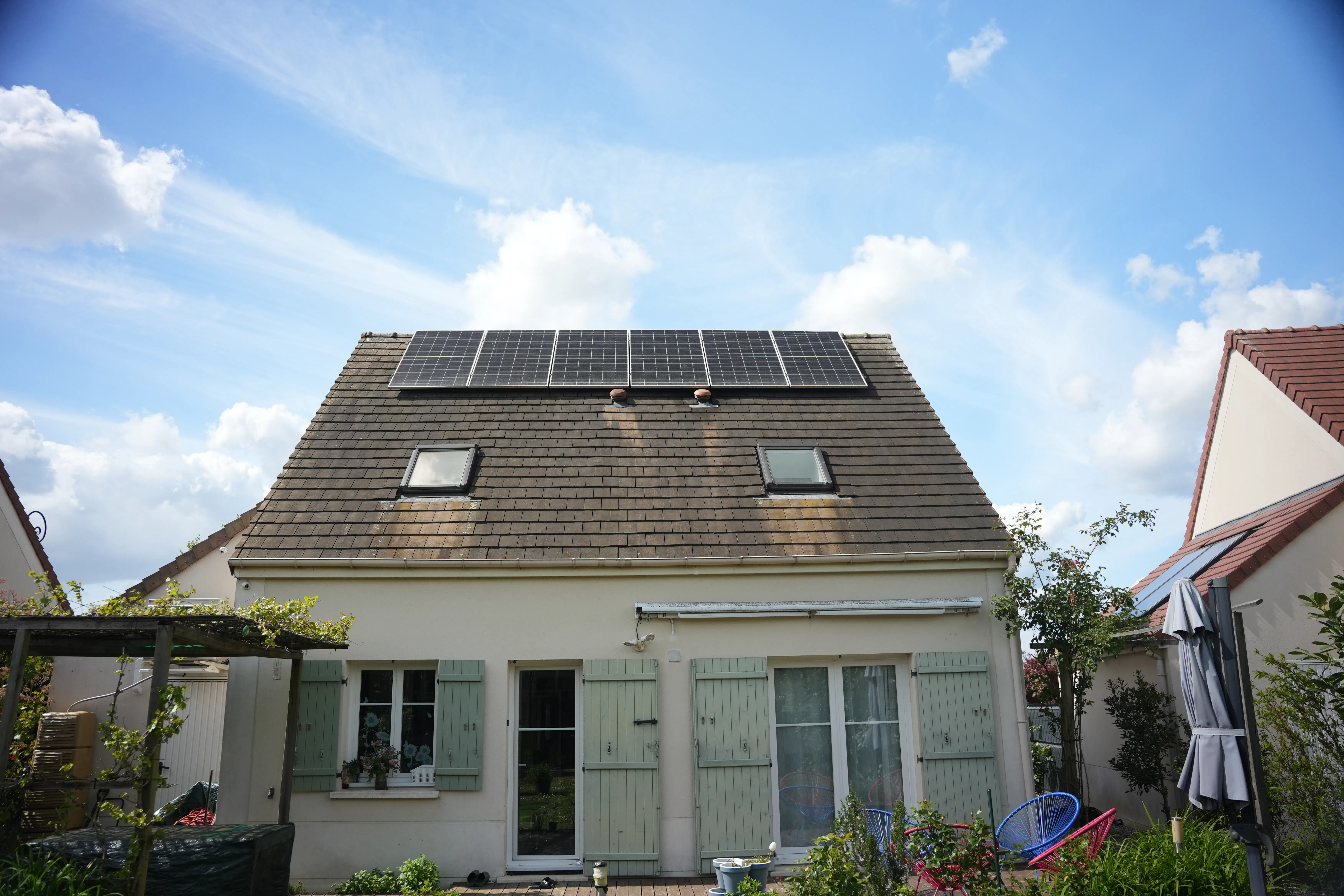Panneaux solaires installés chez monsieur Possoz sur le toit de sa maison