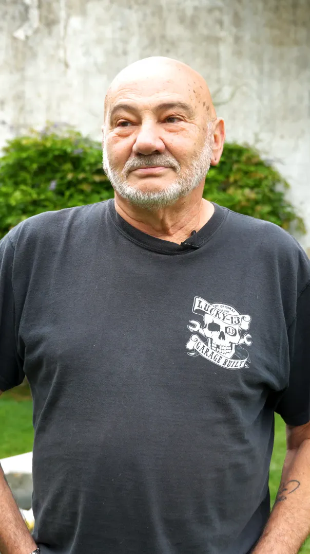 Monsieur Finet en interview en train de parler de sa nouvelle installation de pompe à chaleur air/eau par Carrefour énergies