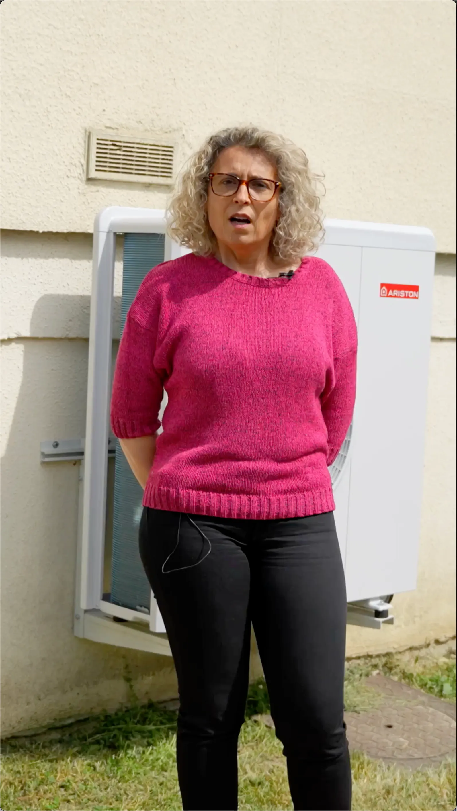Madame Philippart en interview entrain de parler de sa nouvelle installation de pompe à chaleur air eau par Carrefour énergies