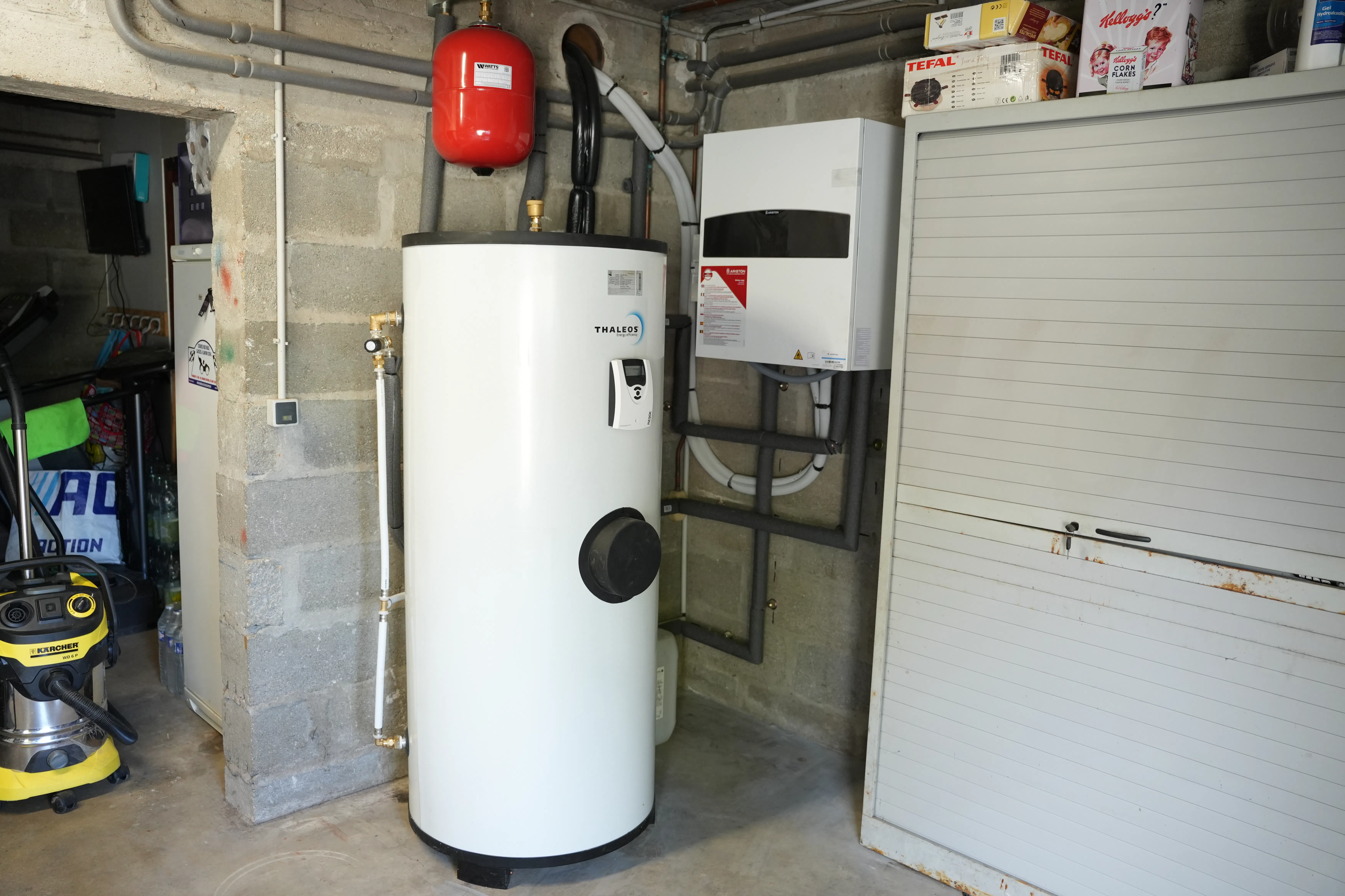 Pompe à chaleur air eau et ballon thermodynamique installés chez madame Philippart par Avisun x Carrefour énergies
