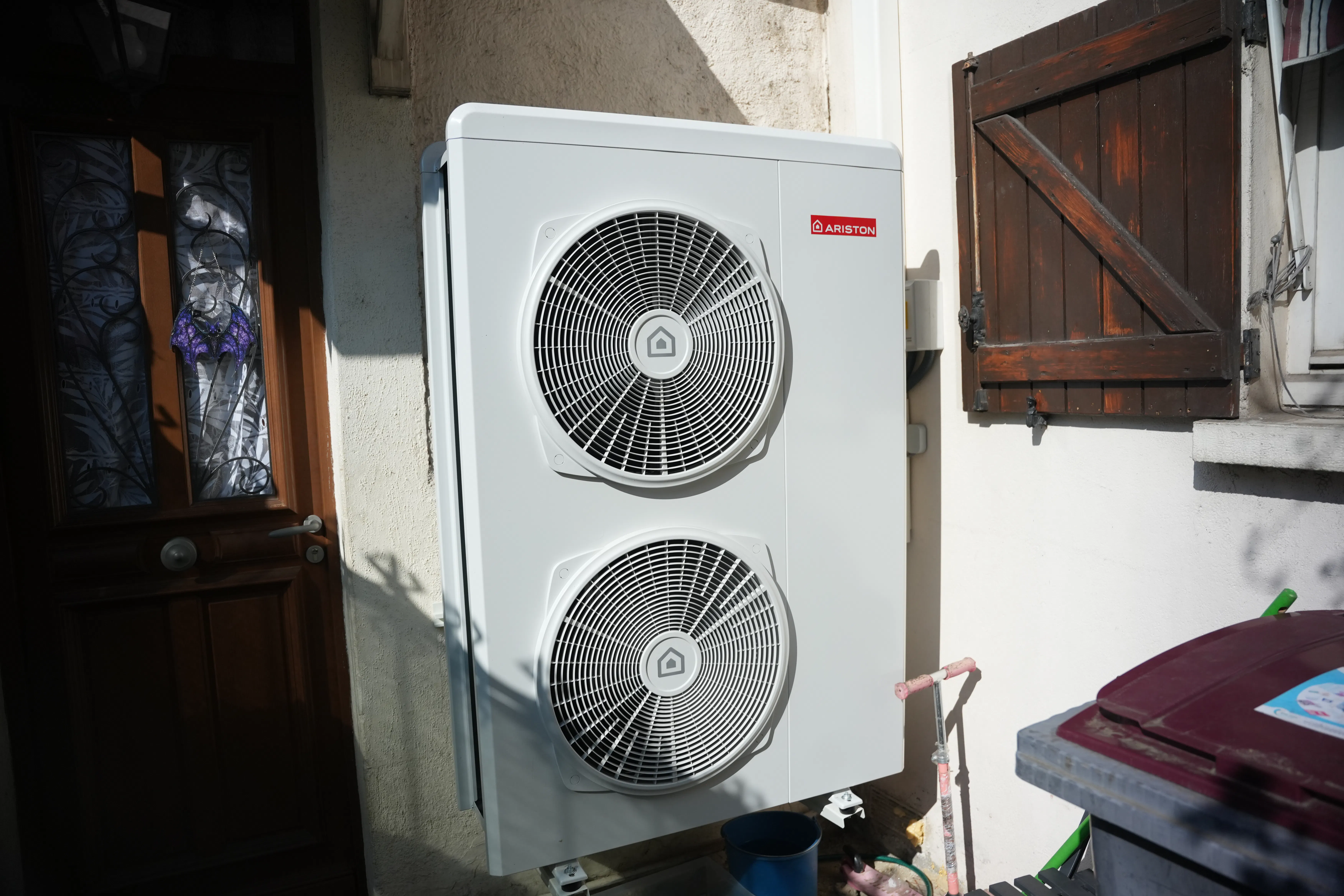 Pompe à chaleur air eau et ballon thermodynamique installés chez monsieur Dhondup par Avisun x Carrefour énergies