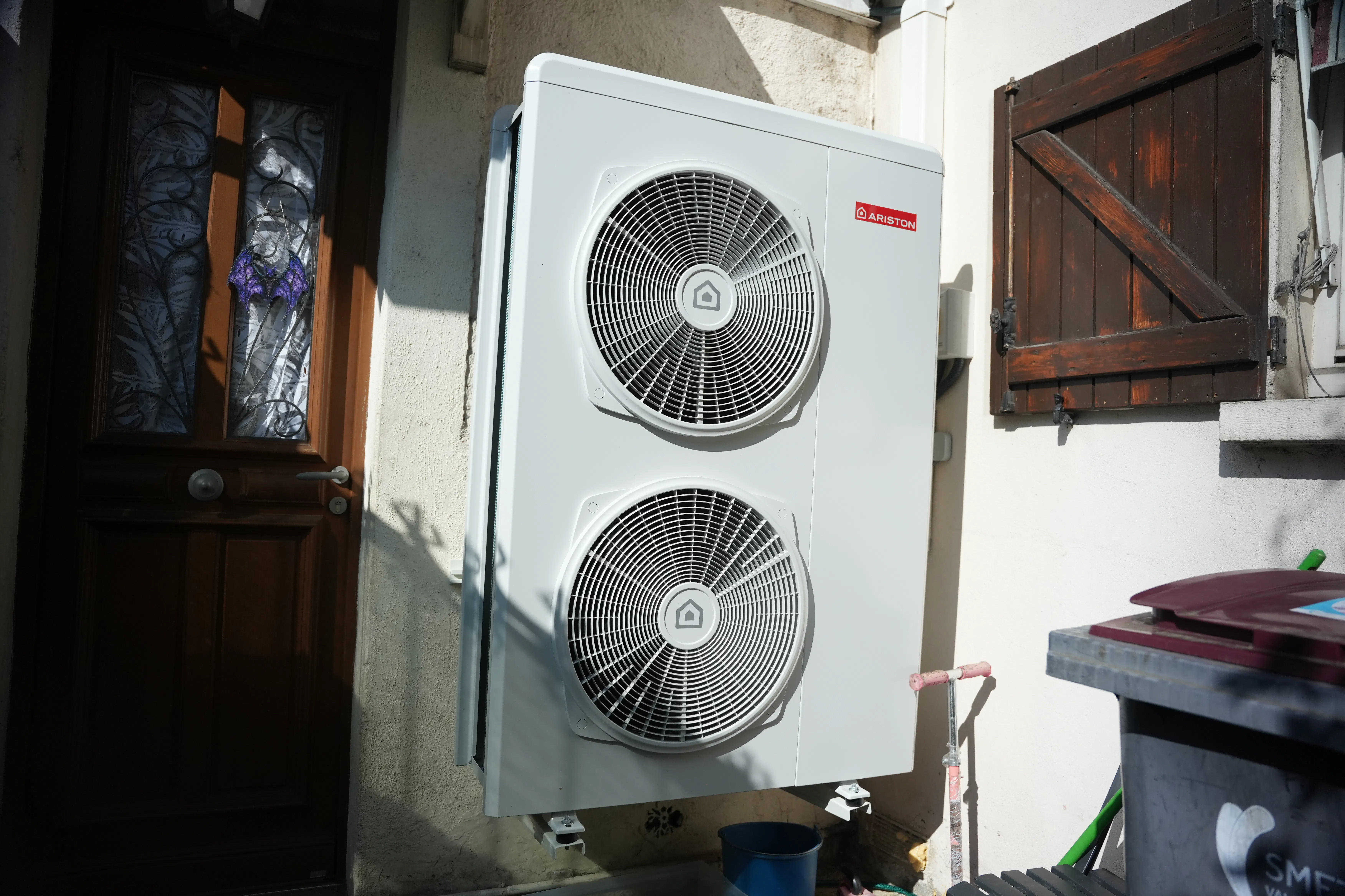 Pompe à chaleur air eau et ballon thermodynamique installés chez monsieur Dhondup par Avisun x Carrefour énergies