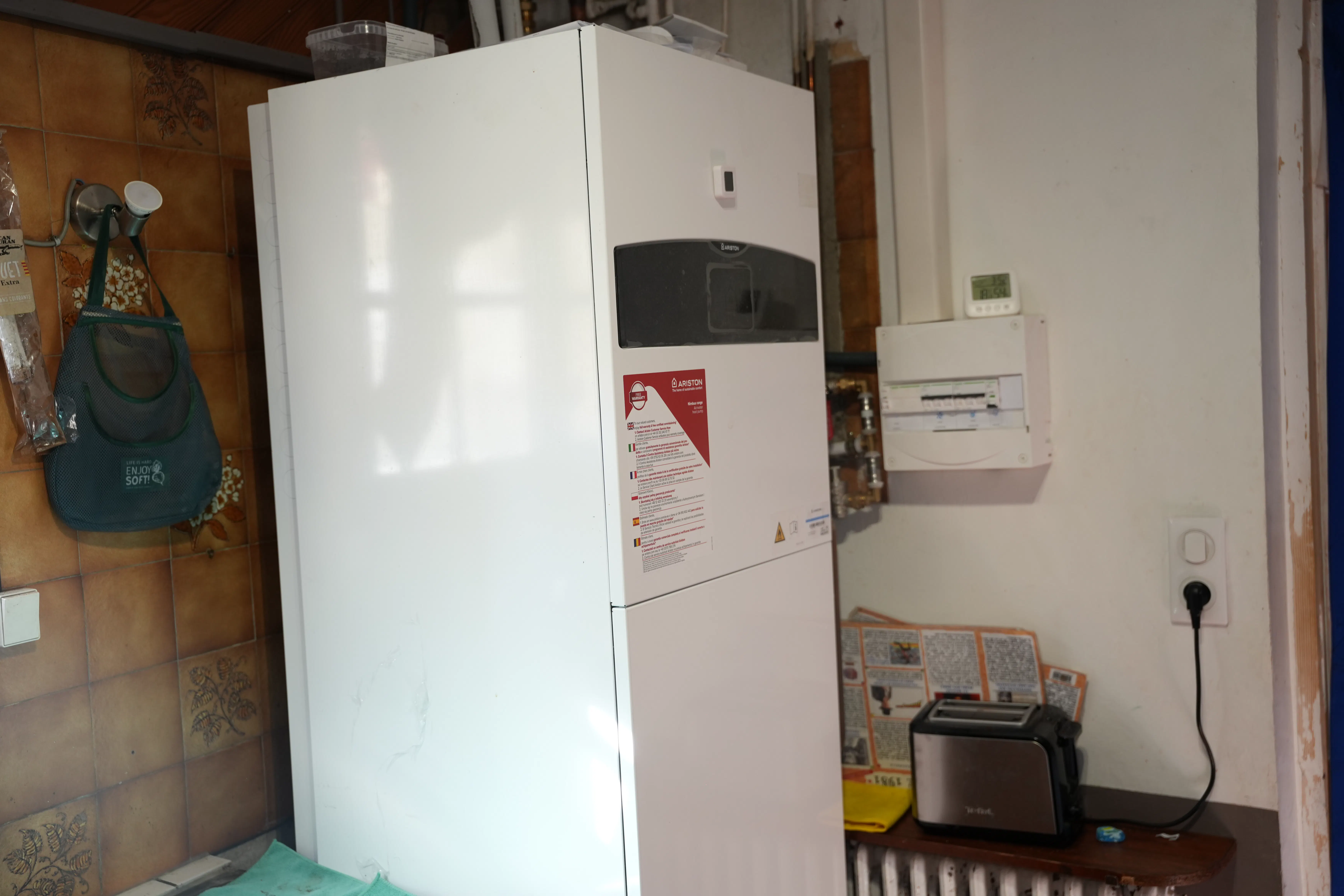 Pompe à chaleur air eau et ballon thermodynamique installés chez monsieur Dhondup par Avisun x Carrefour énergies