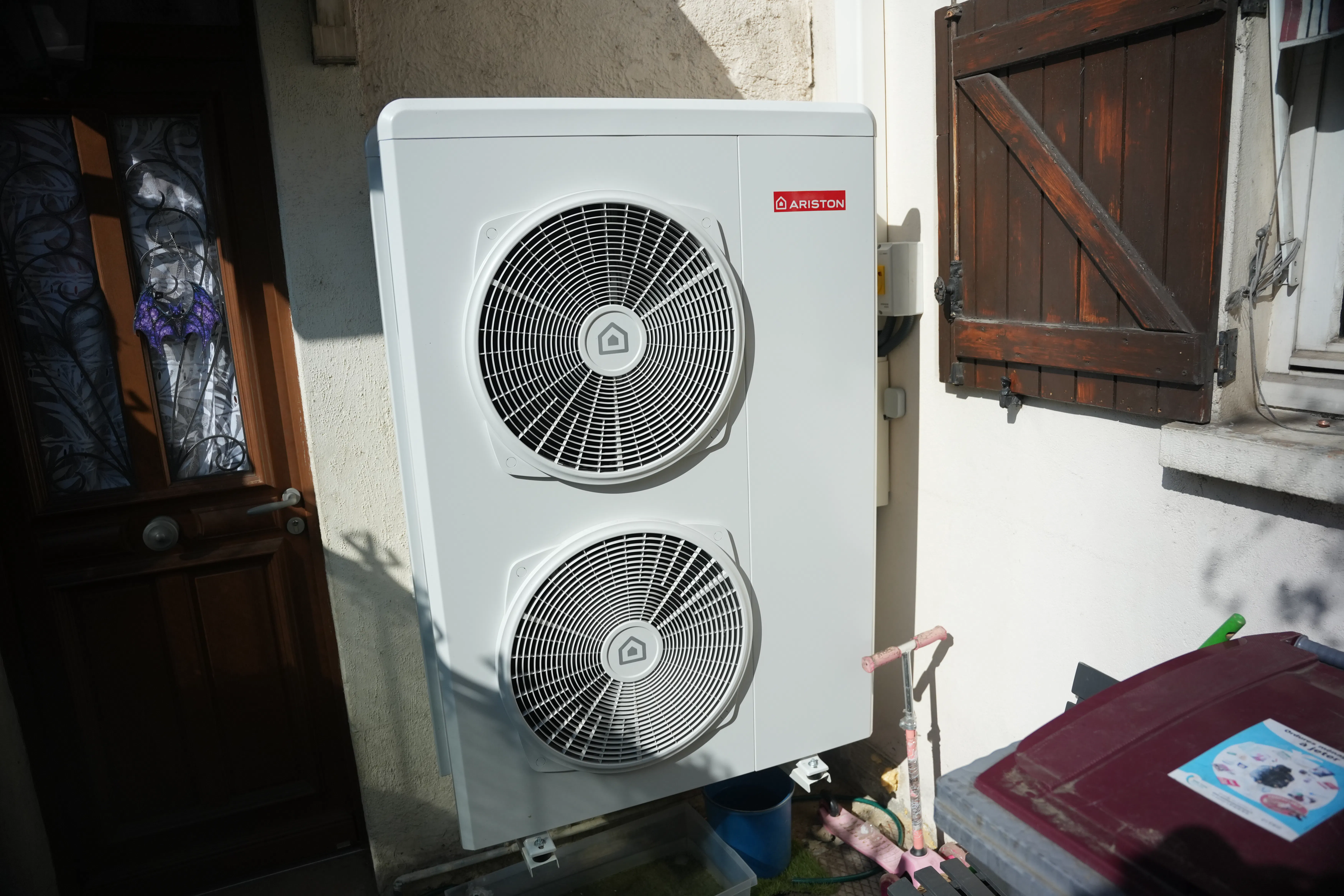 Pompe à chaleur air eau et ballon thermodynamique installés chez monsieur Dhondup par Avisun x Carrefour énergies