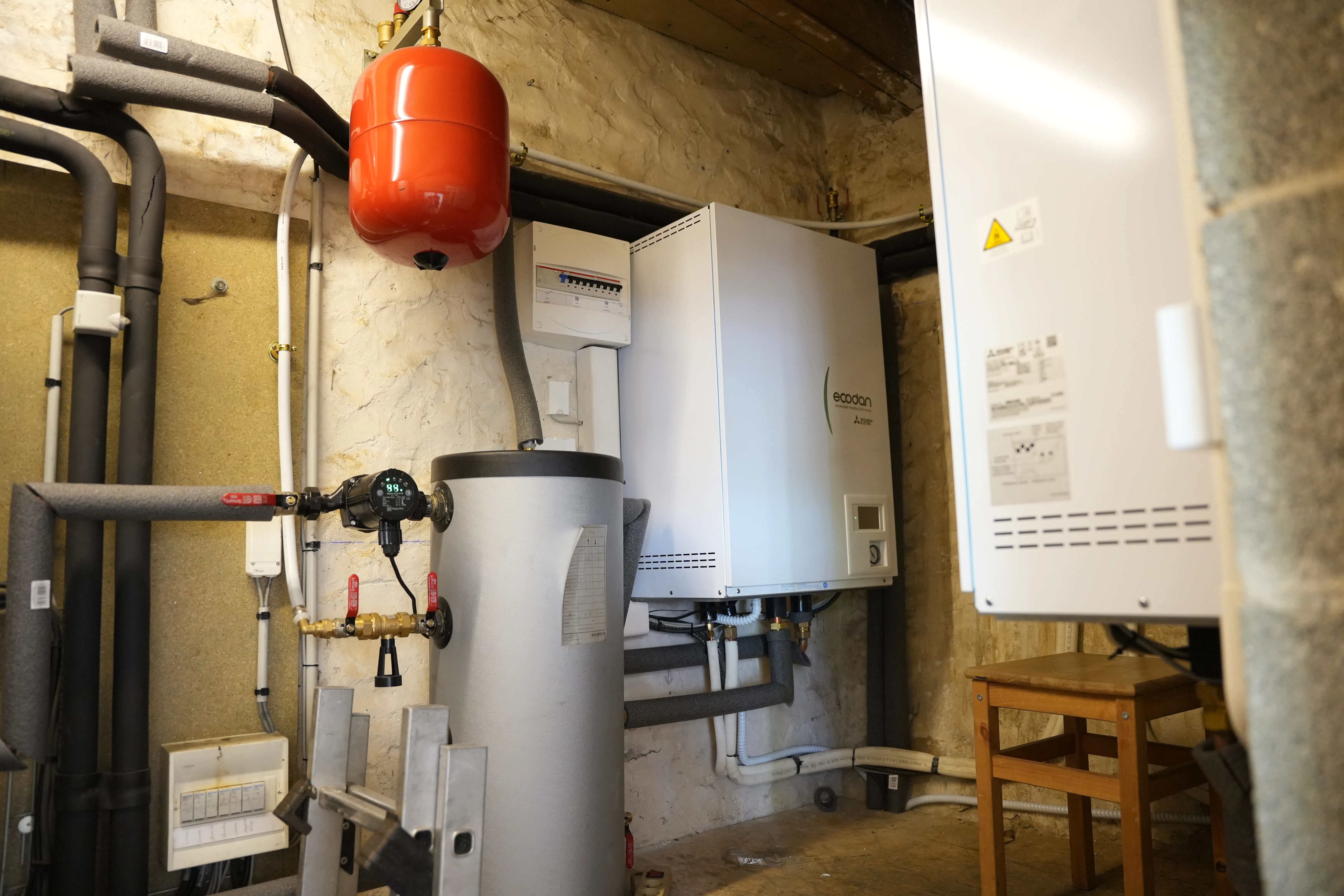Pompe à chaleur air eau et ballon thermodynamique installés chez monsieur Magnard par Avisun x Carrefour énergies