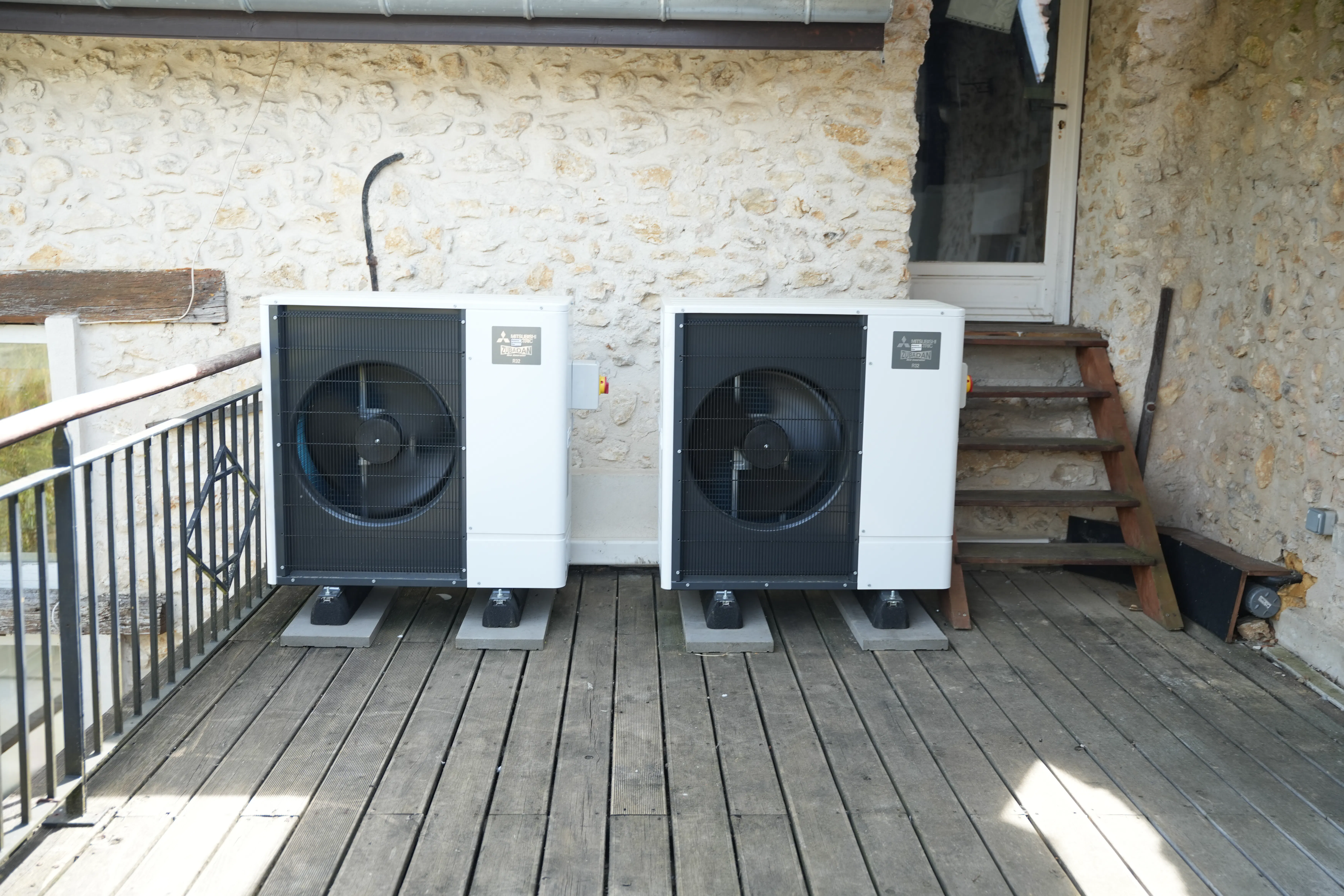 Pompe à chaleur air eau et ballon thermodynamique installés chez monsieur Magnard par Avisun x Carrefour énergies