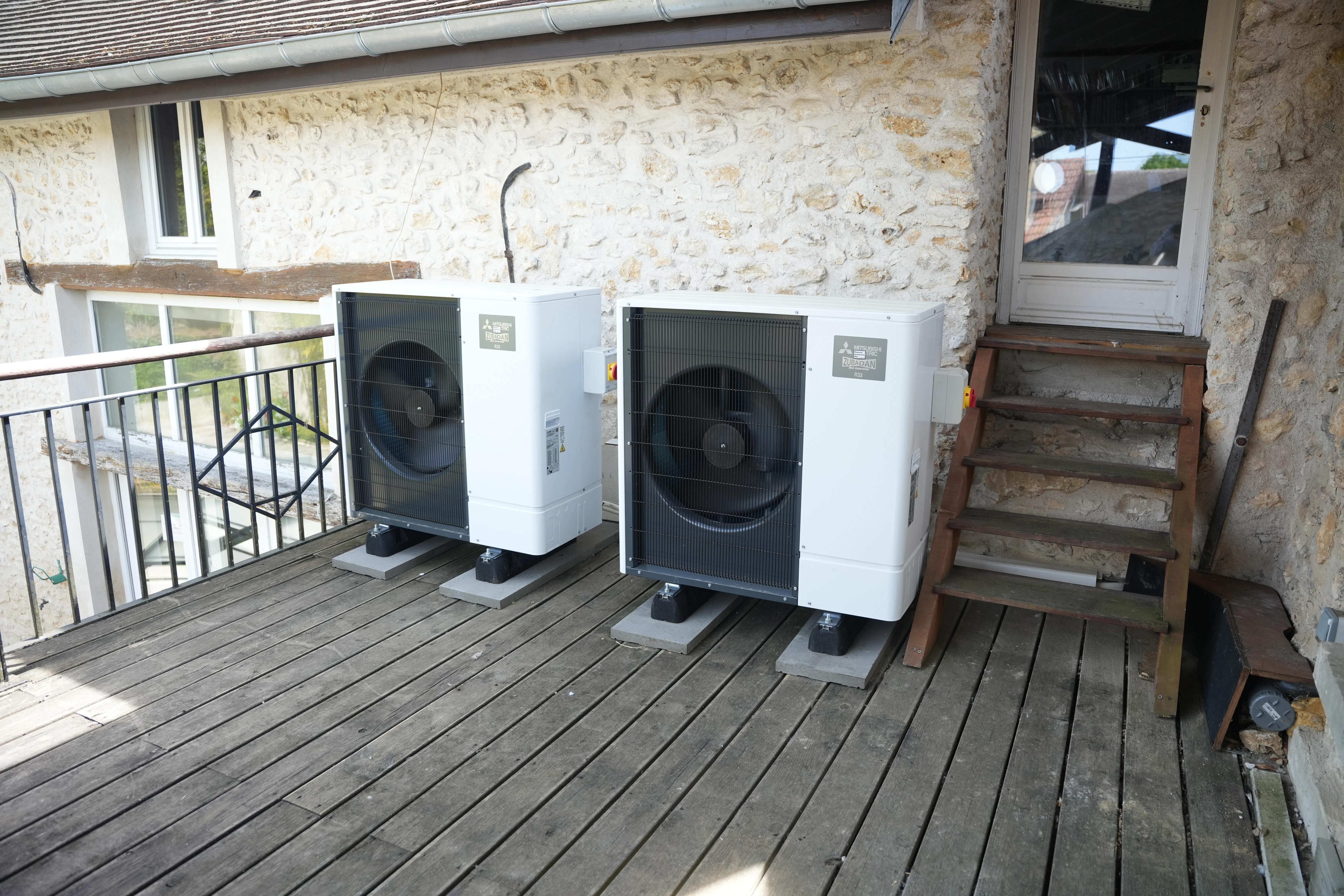 Pompe à chaleur air eau et ballon thermodynamique installés chez monsieur Magnard par Avisun x Carrefour énergies