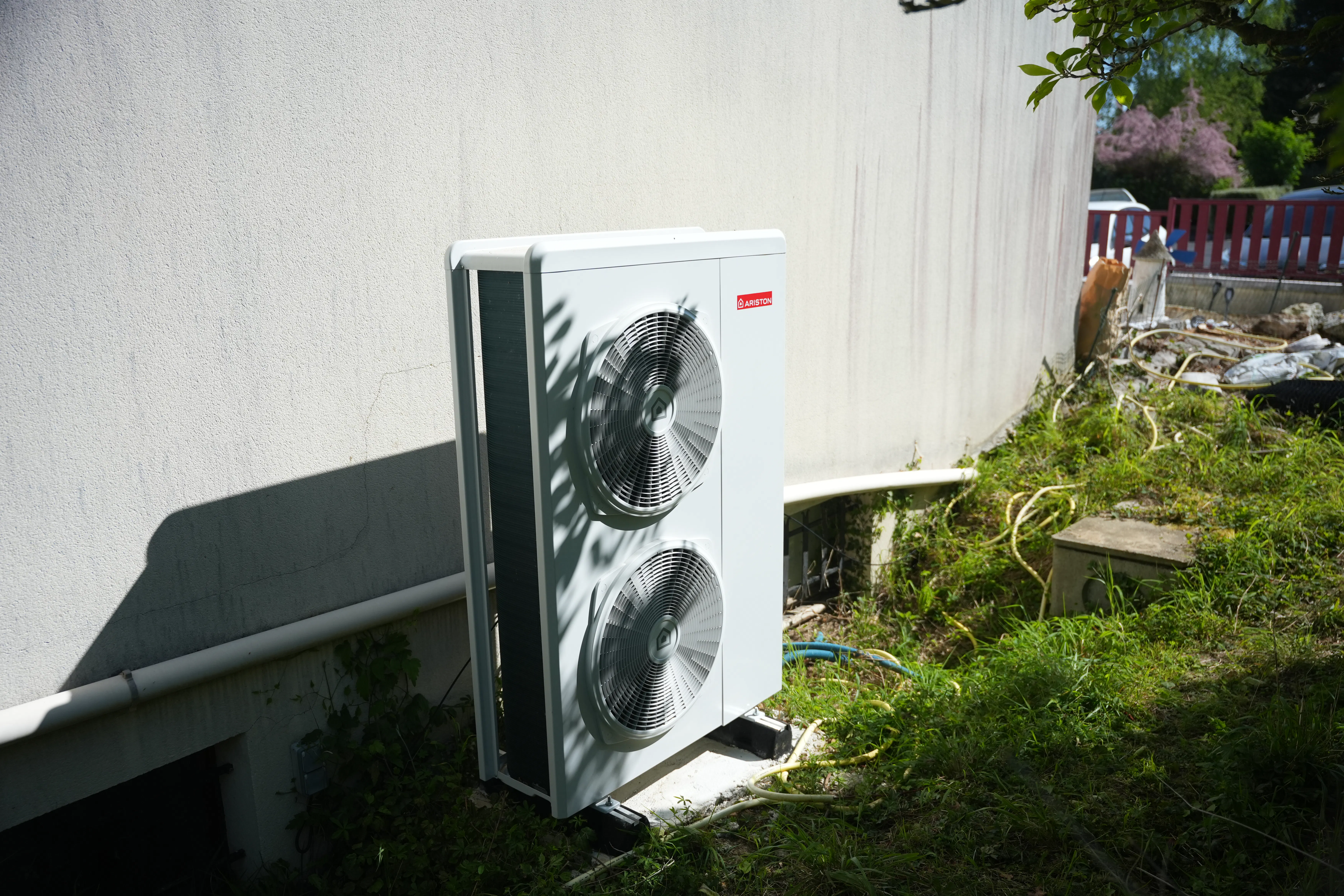 Pompe à chaleur air eau et ballon thermodynamique installés chez madame Labandibard par Avisun x Carrefour énergies