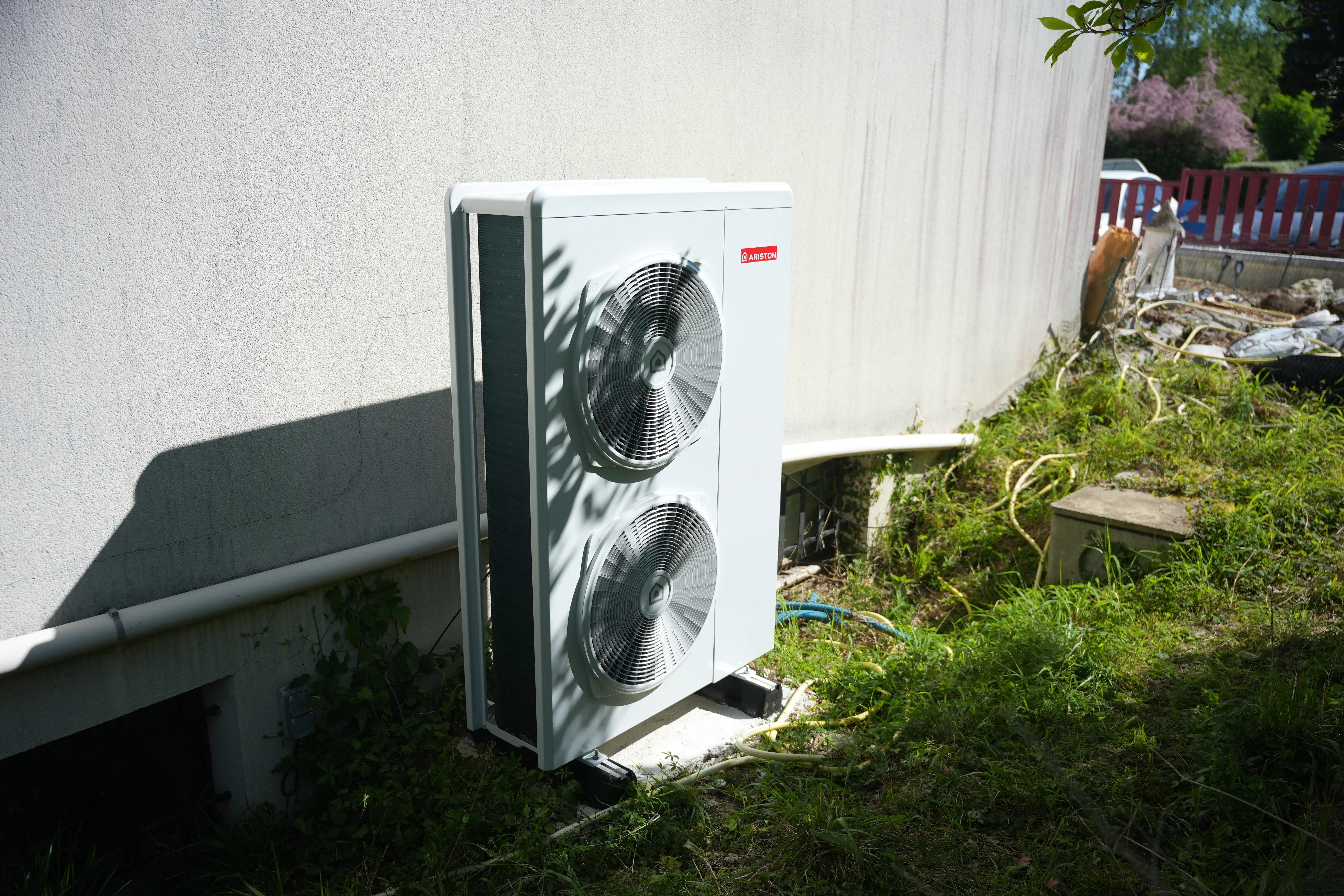 Pompe à chaleur air eau et ballon thermodynamique installés chez monsieur Labandibard par Avisun x Carrefour énergies