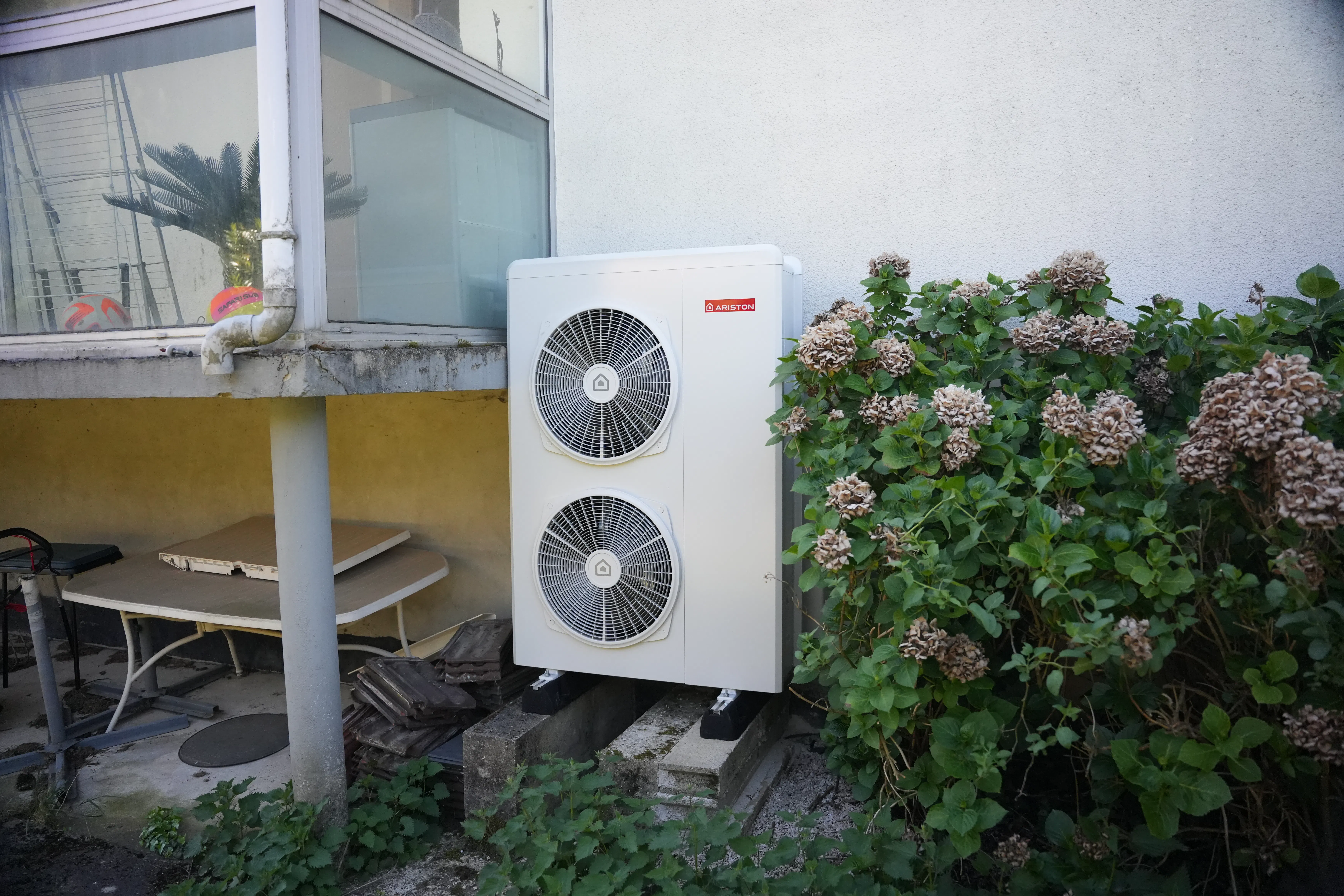 Pompe à chaleur air eau et ballon thermodynamique installés chez monsieur Frantzen par Avisun x Carrefour énergies