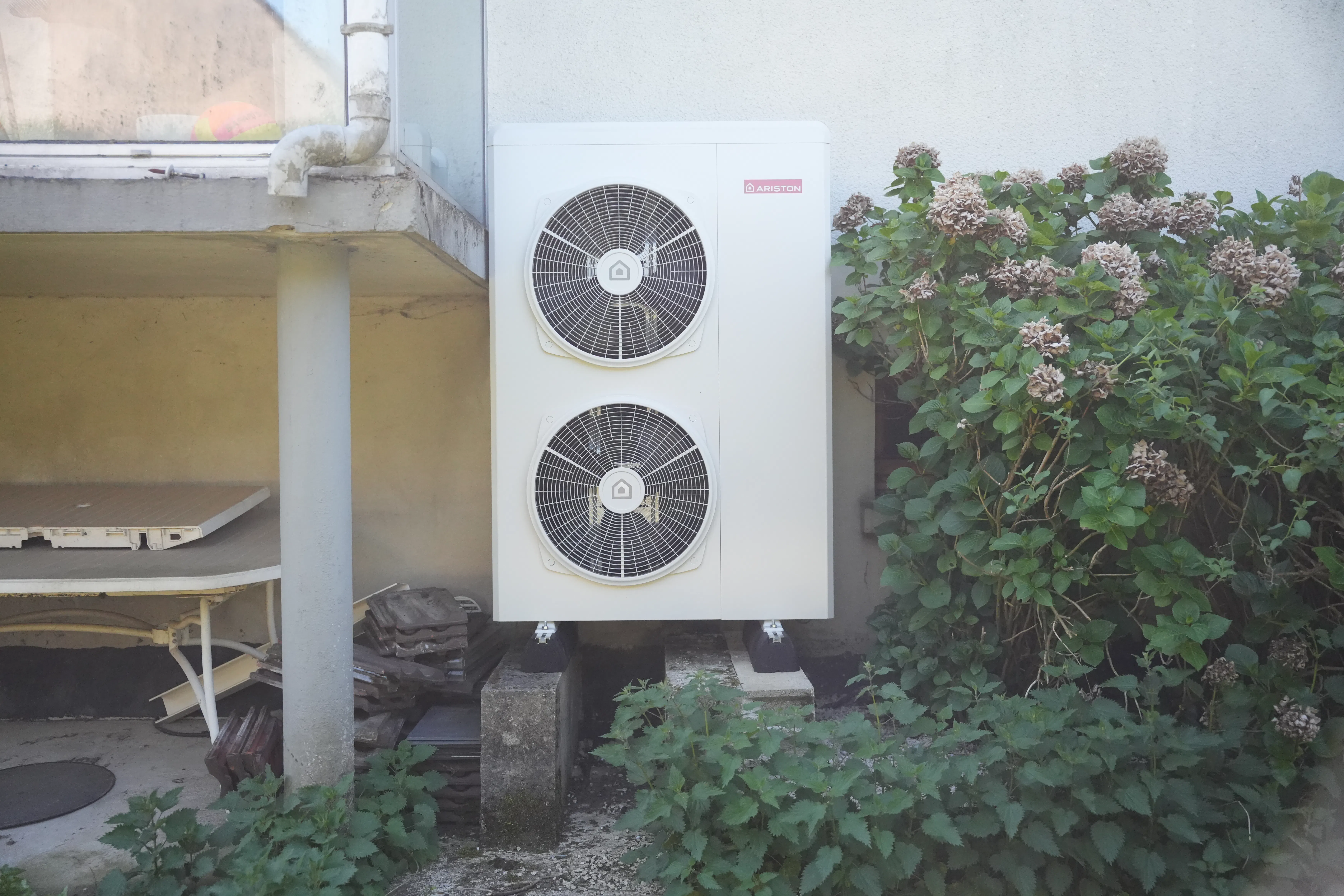 Pompe à chaleur air eau et ballon thermodynamique installés chez monsieur Frantzen par Avisun x Carrefour énergies