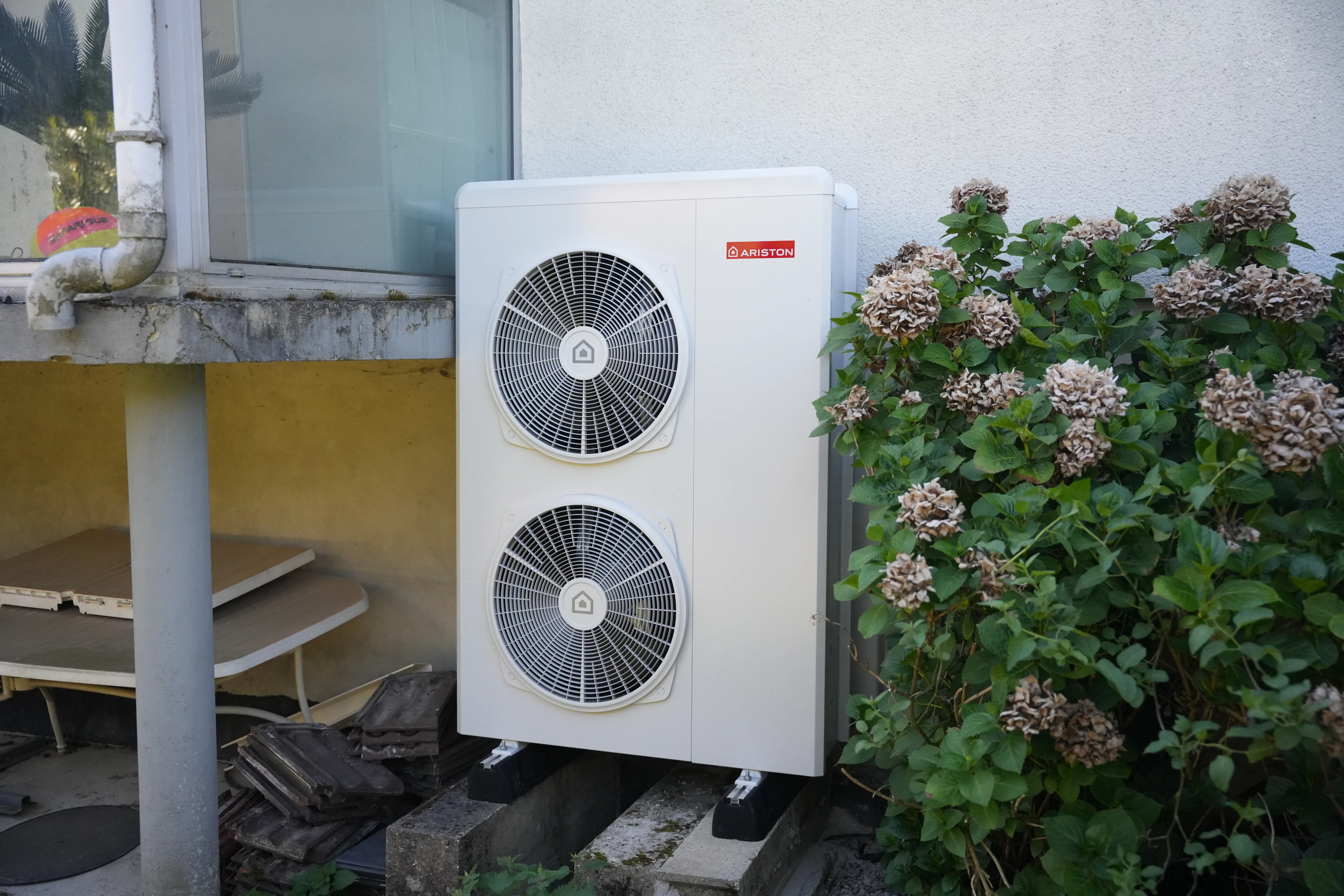 Pompe à chaleur air eau et ballon thermodynamique installés chez monsieur Frantzen par Avisun x Carrefour énergies