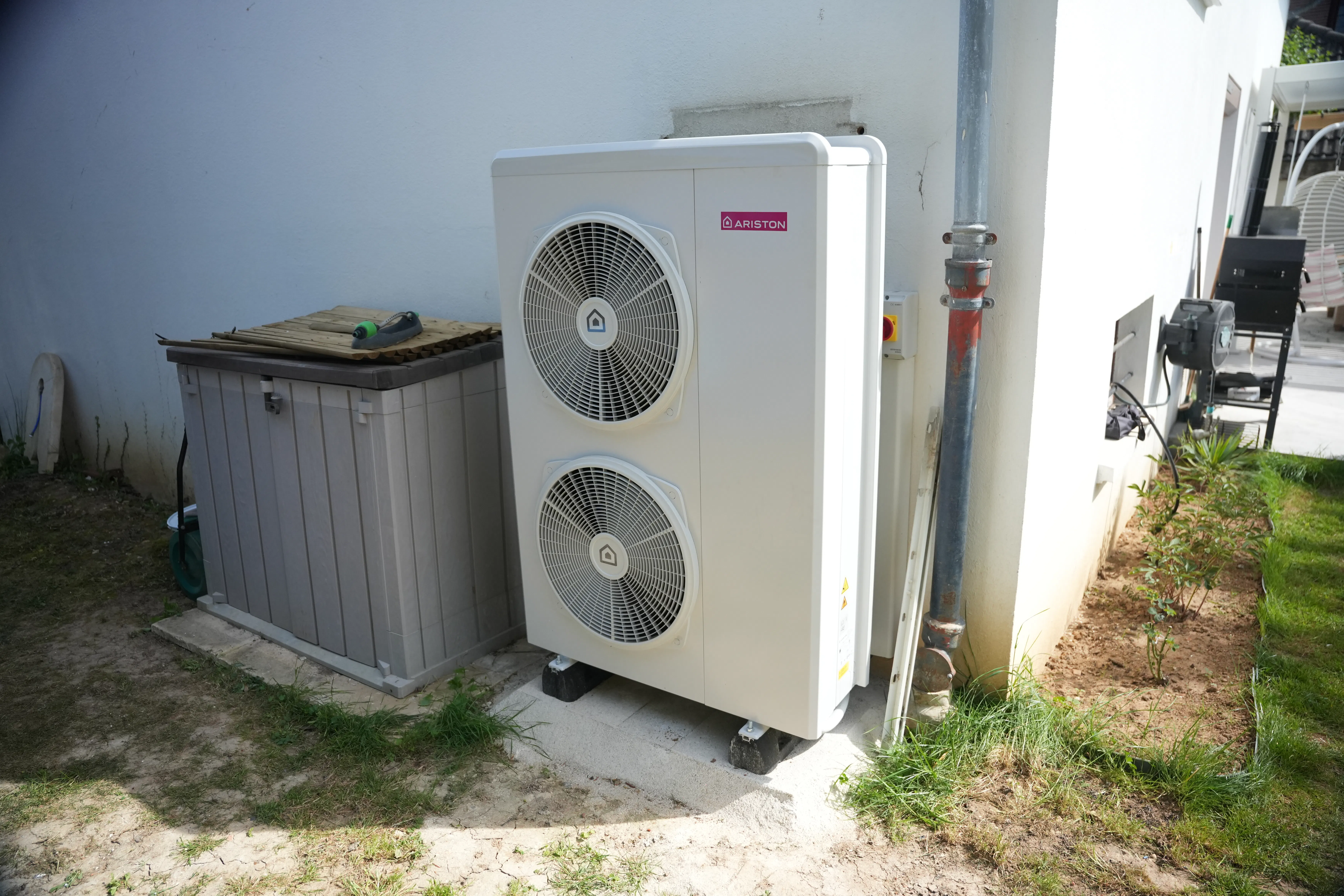 Pompe à chaleur air eau installée chez monsieur et madame Grassart par Avisun x Carrefour énergies