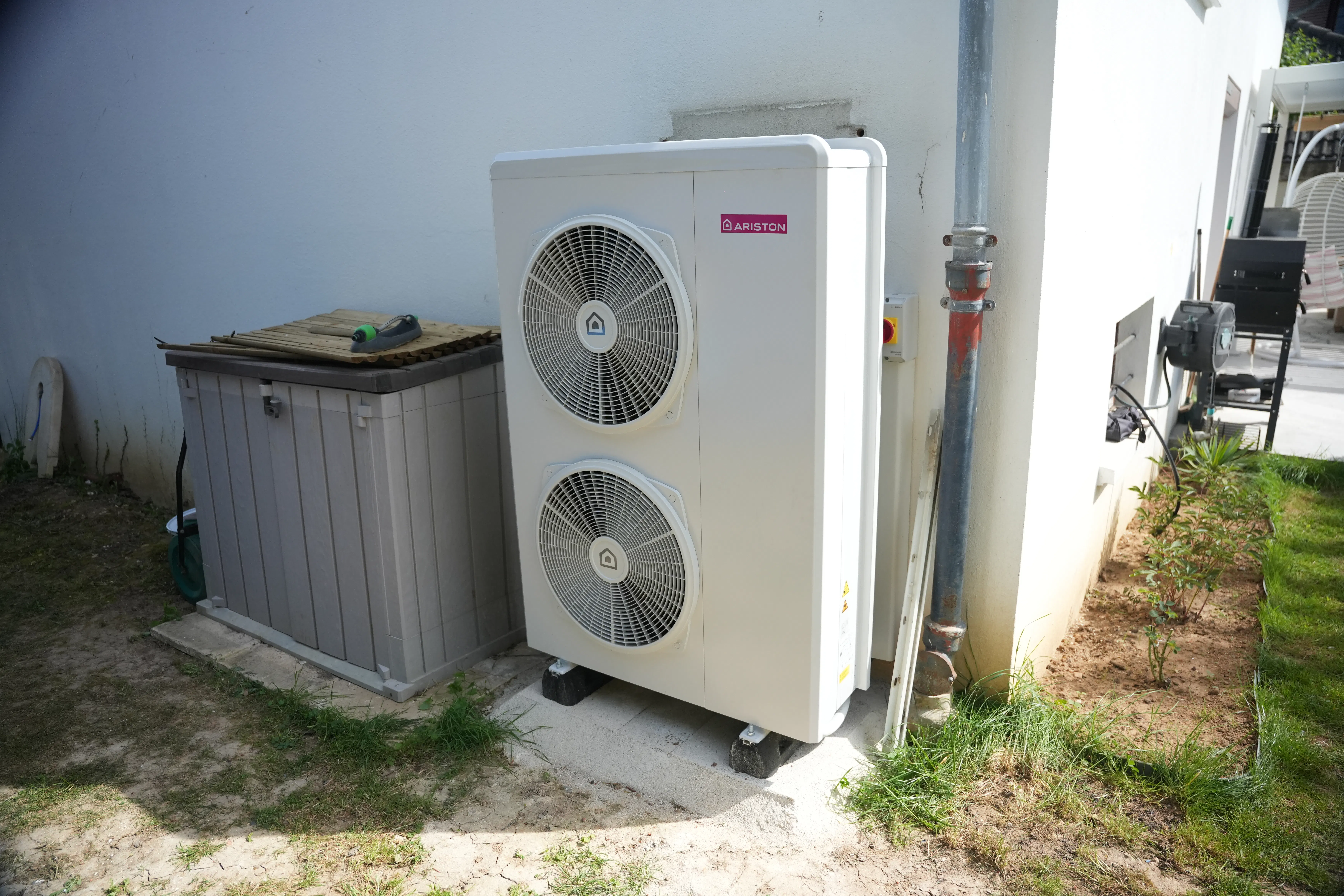 Pompe à chaleur air eau installée chez monsieur et madame Grassart par Avisun x Carrefour énergies