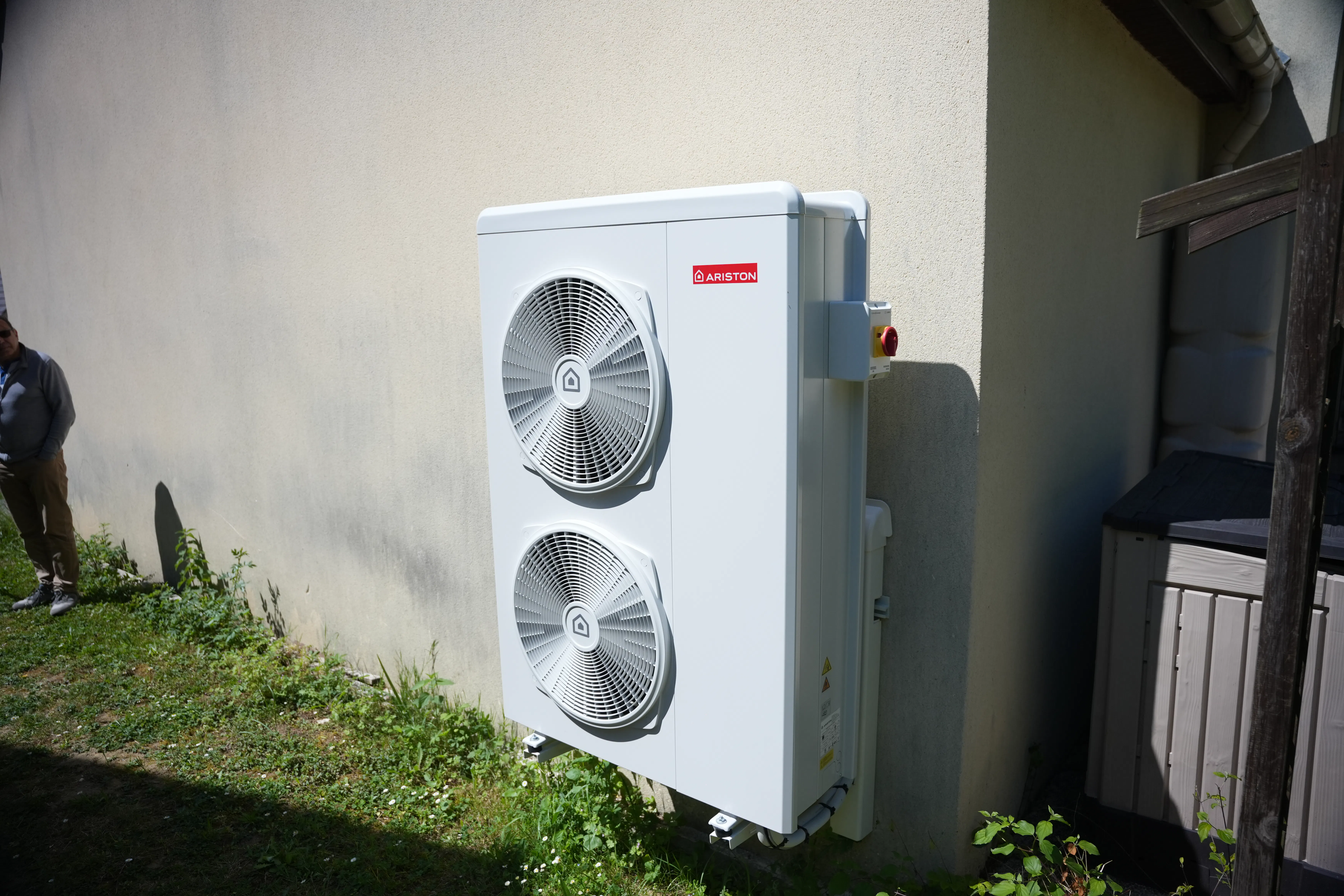 Pompe à chaleur air eau et ballon thermodynamique installés chez monsieur Ifrah par Avisun x Carrefour énergies