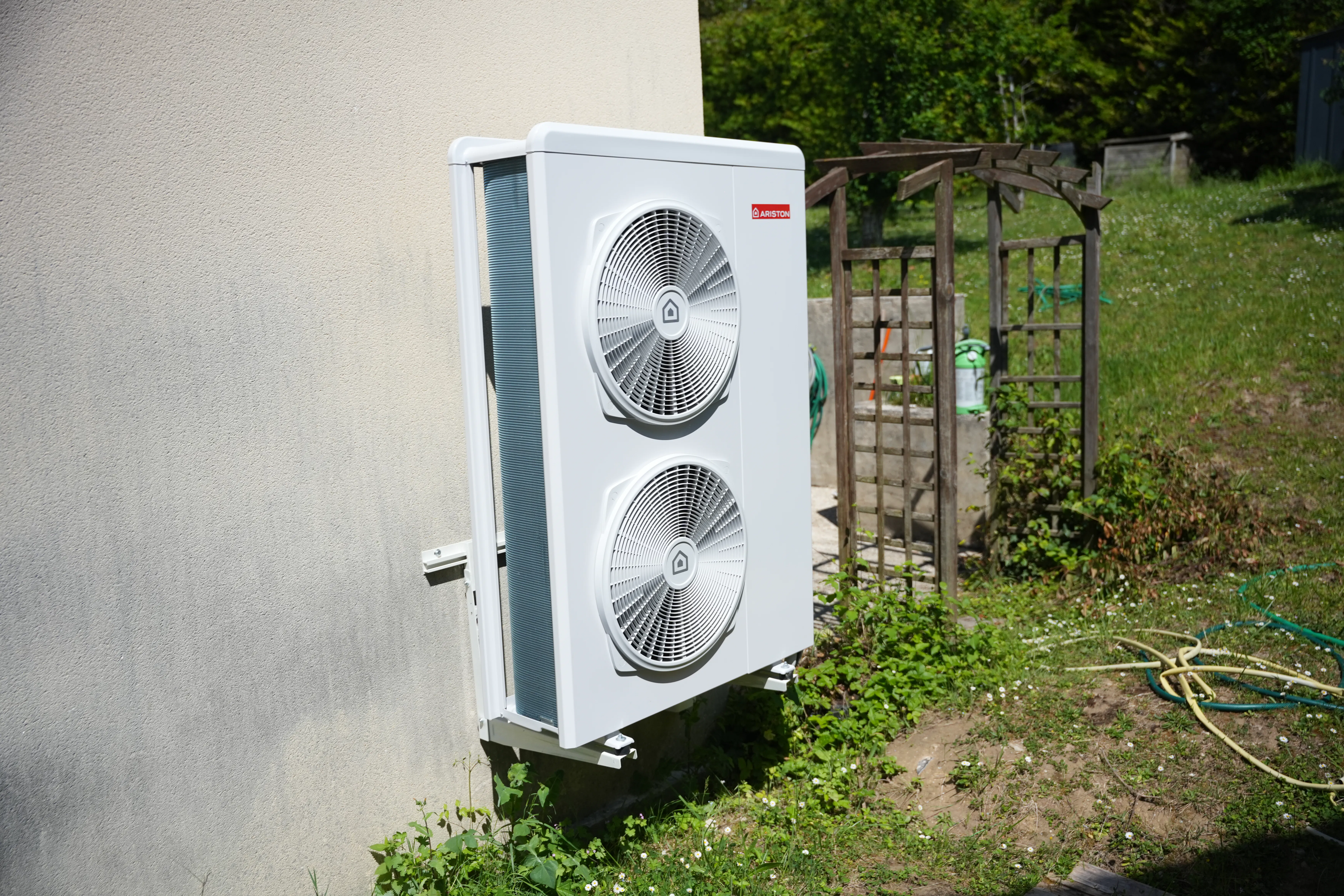 Pompe à chaleur air eau et ballon thermodynamique installés chez monsieur Ifrah par Avisun x Carrefour énergies