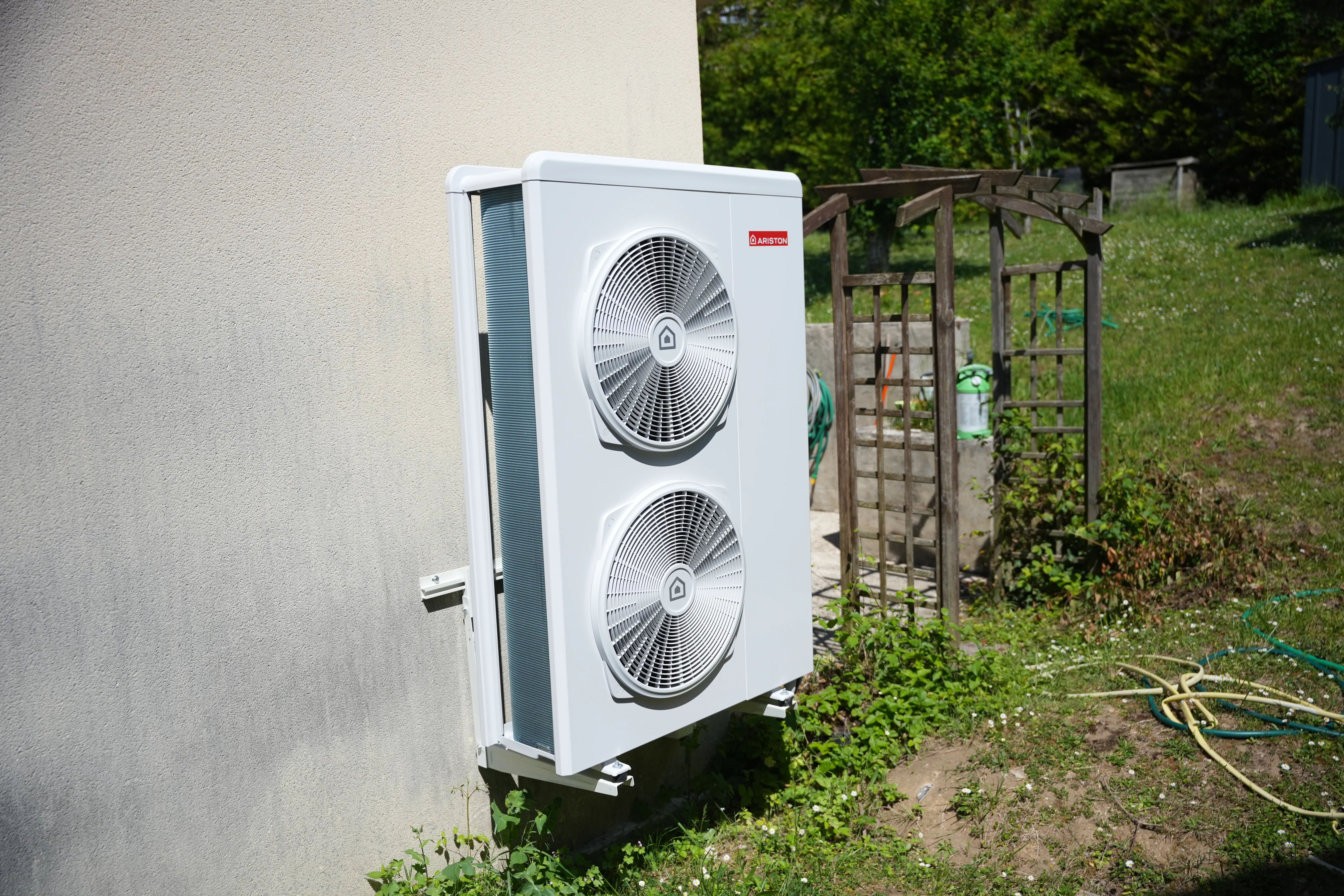 Pompe à chaleur air eau et ballon thermodynamique installés chez monsieur Ifrah par Avisun x Carrefour énergies