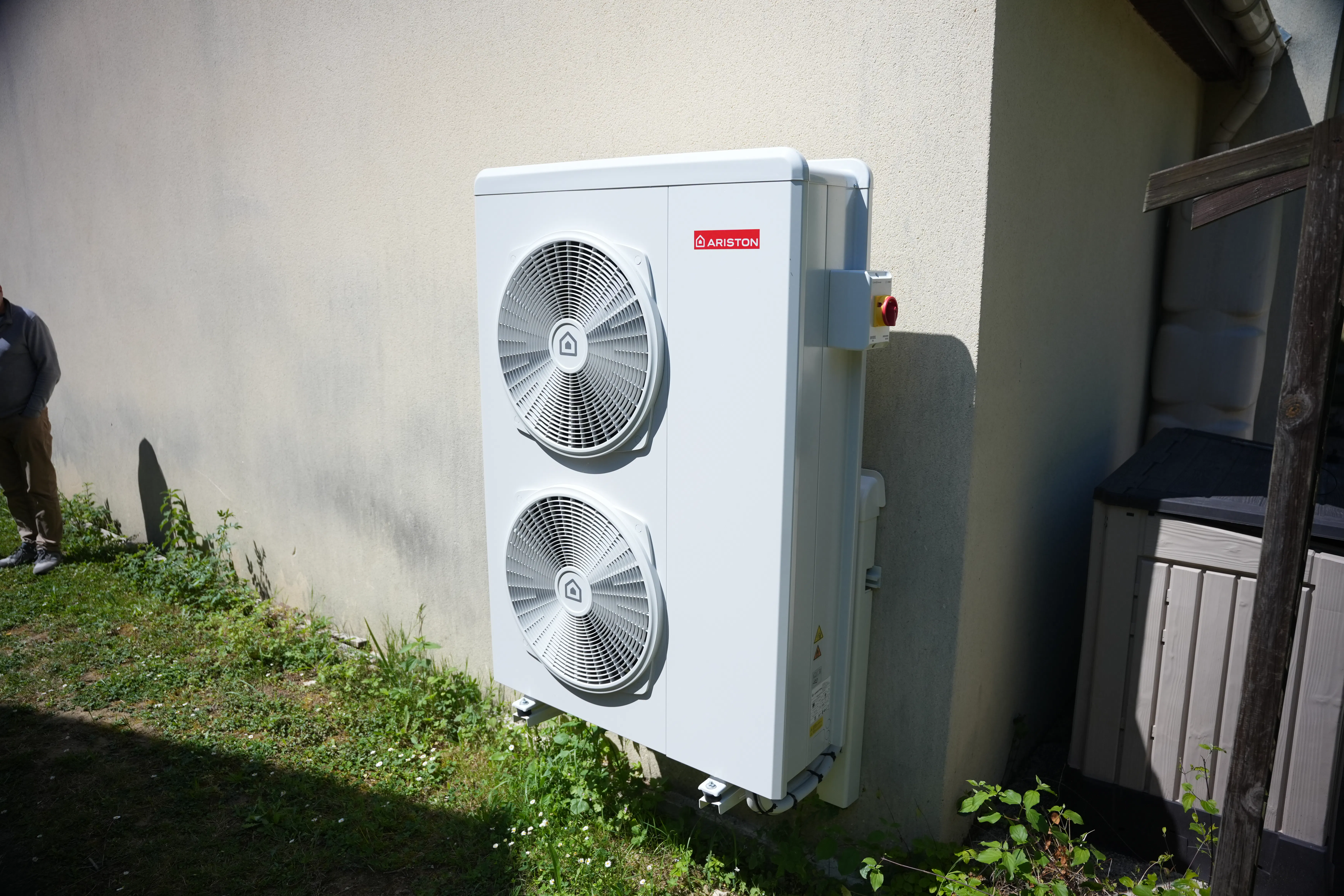 Pompe à chaleur air eau et ballon thermodynamique installés chez monsieur Ifrah par Avisun x Carrefour énergies