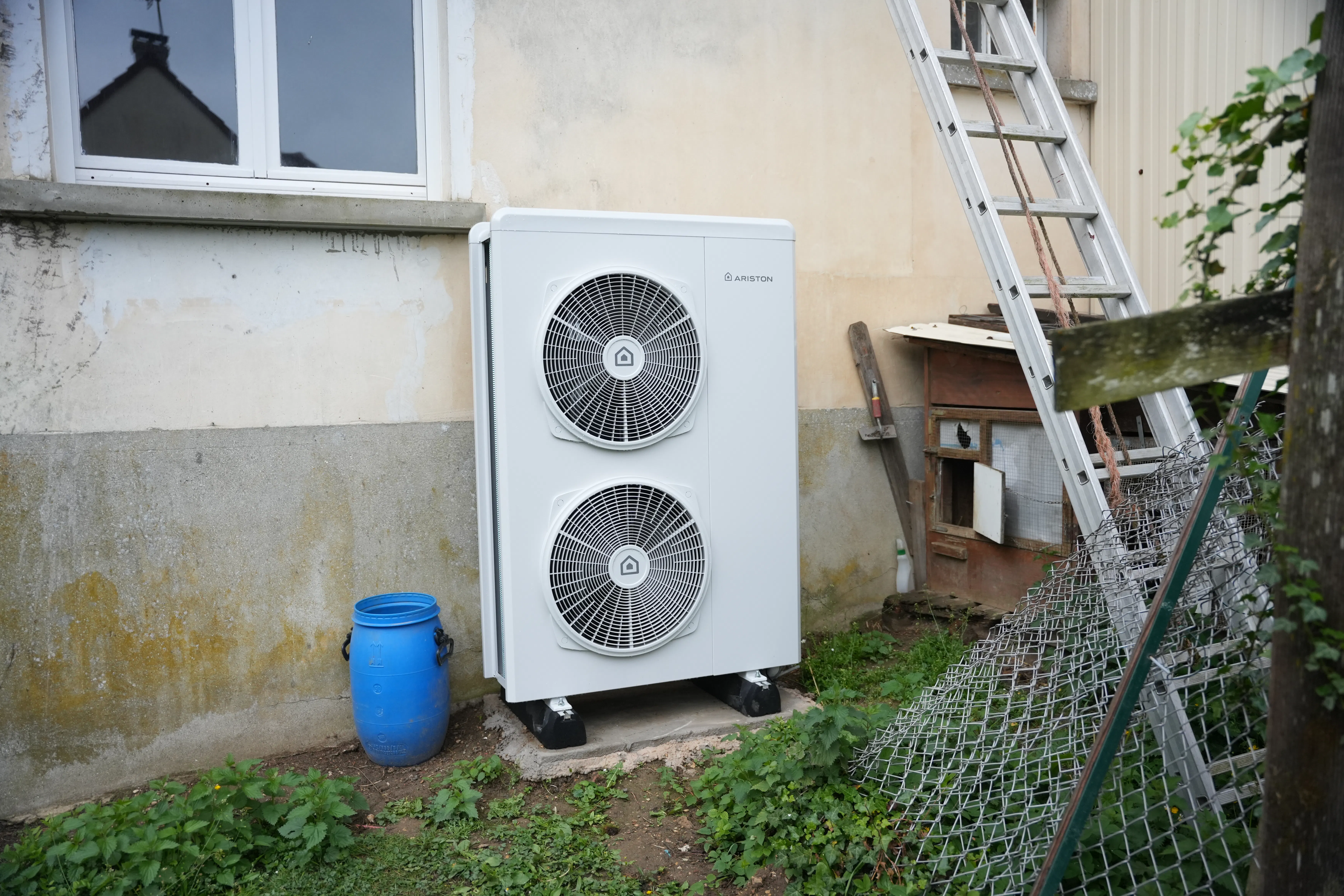 Pompe à chaleur air eau et ballon thermodynamique installés chez monsieur Gencey par Avisun x Carrefour énergies