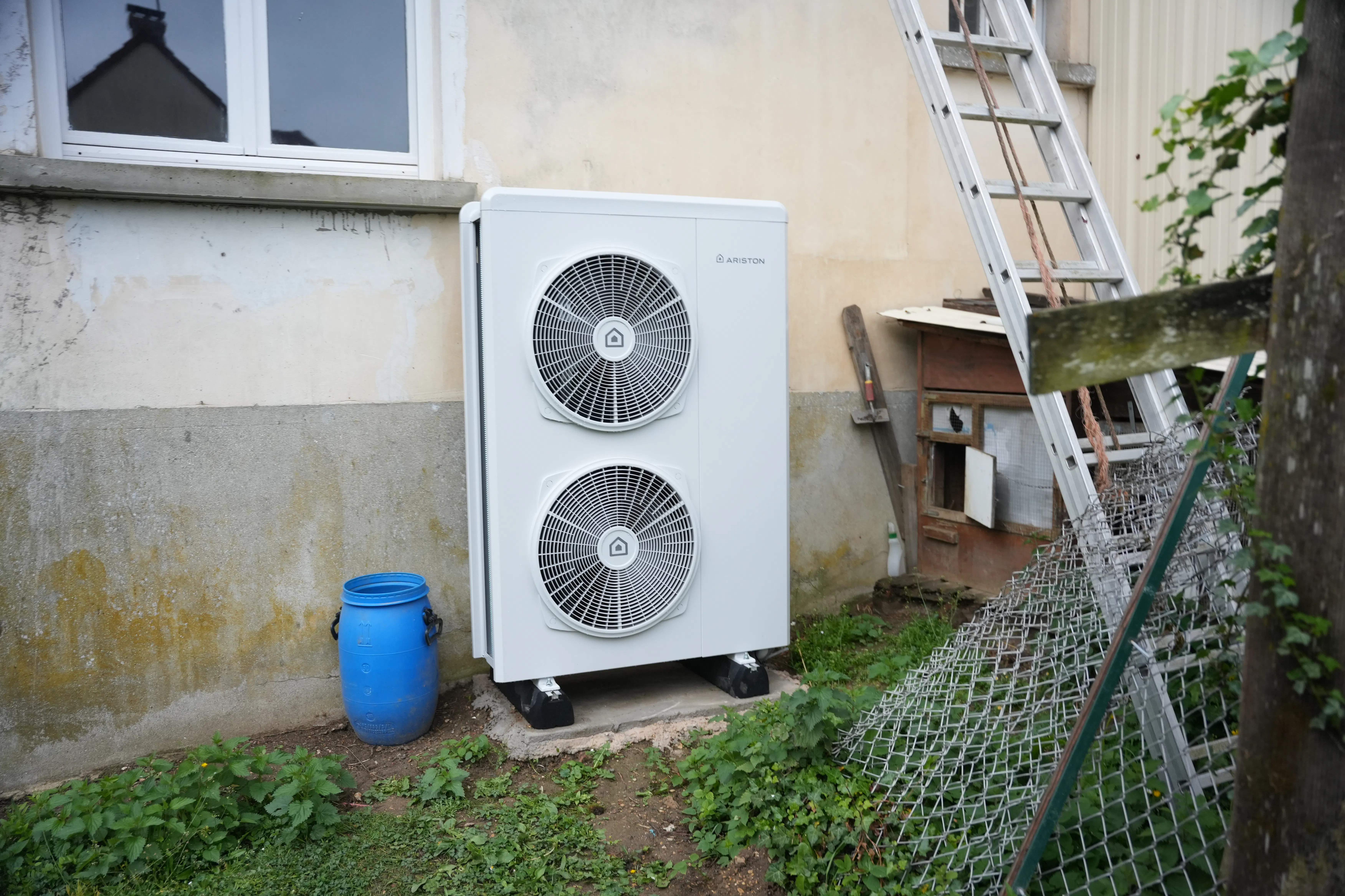 Pompe à chaleur air eau et ballon thermodynamique installés chez monsieur Gencey par Avisun x Carrefour énergies
