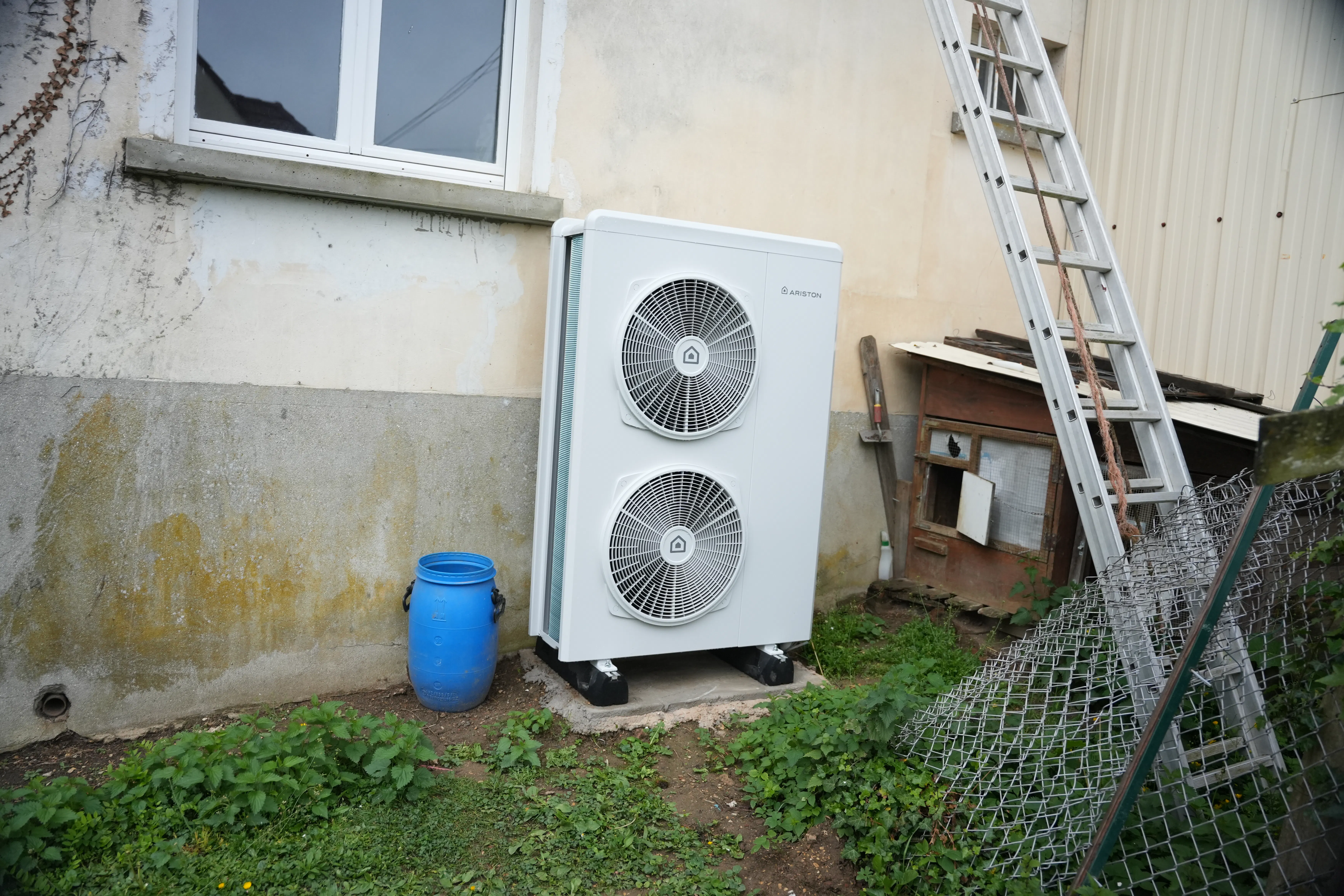 Pompe à chaleur air eau et ballon thermodynamique installés chez monsieur Gencey par Avisun x Carrefour énergies