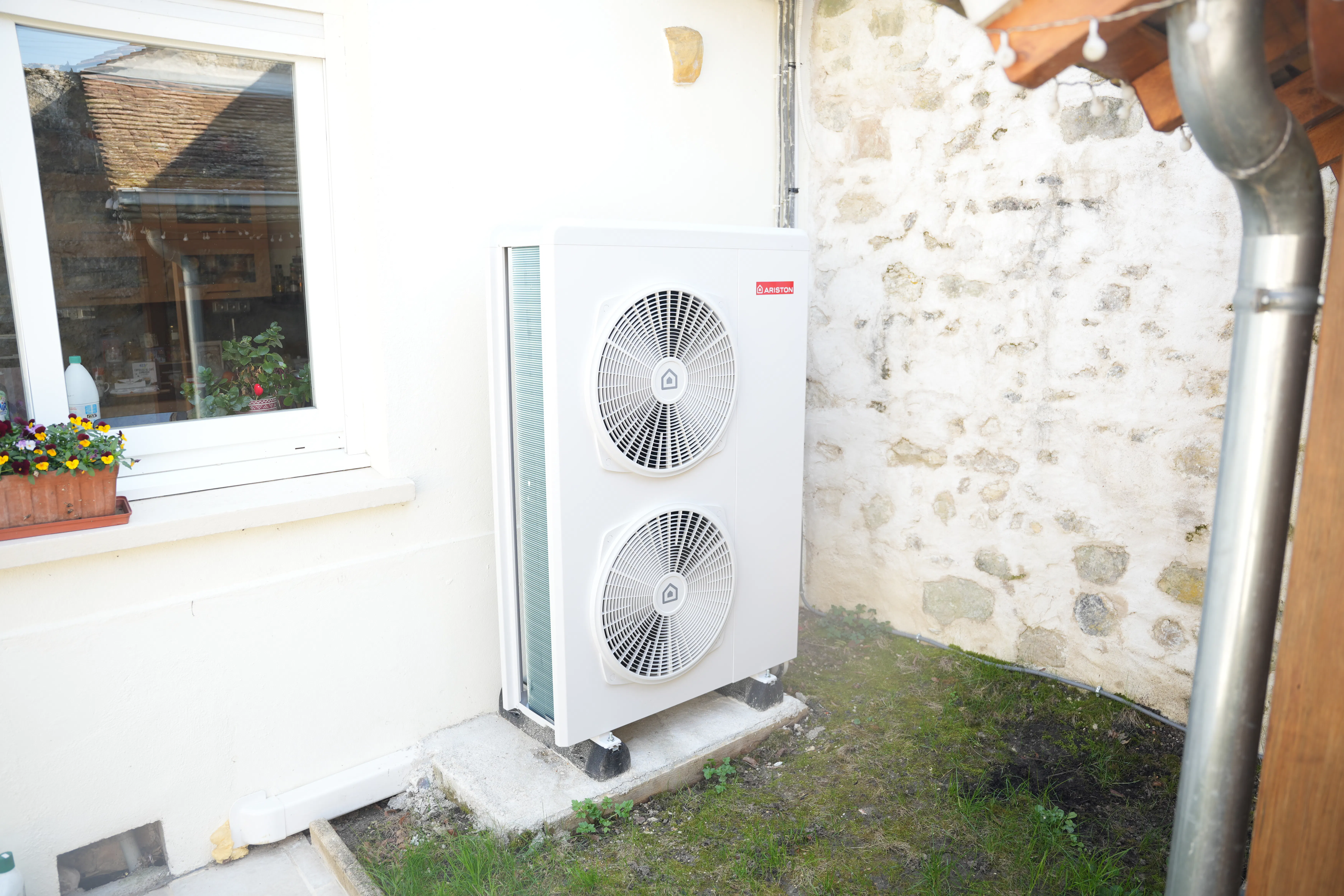 Pompe à chaleur air eau installée chez monsieur Morard par Avisun x Carrefour énergies