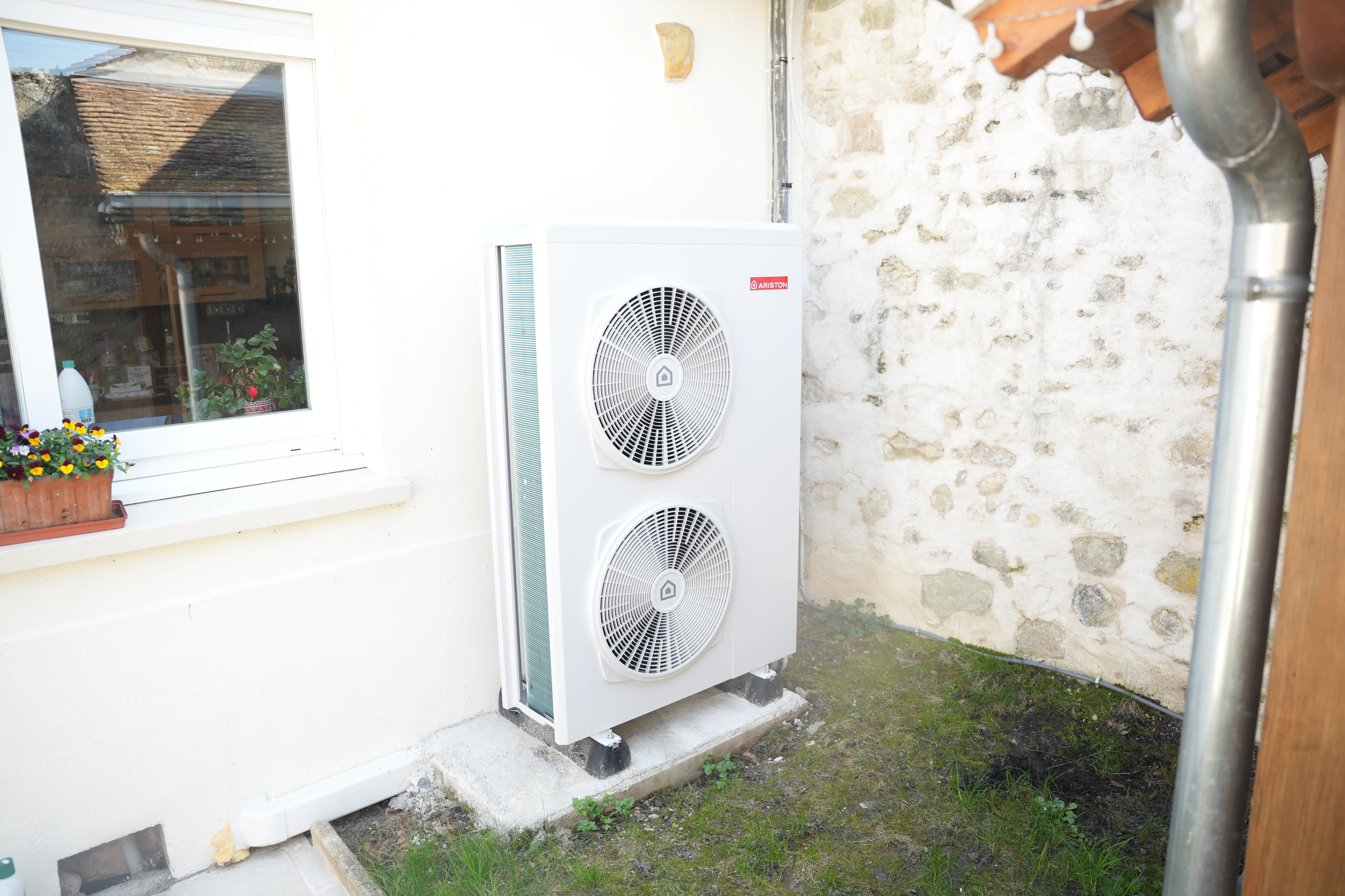 Pompe à chaleur air eau installée chez monsieur Morard par Avisun x Carrefour énergies