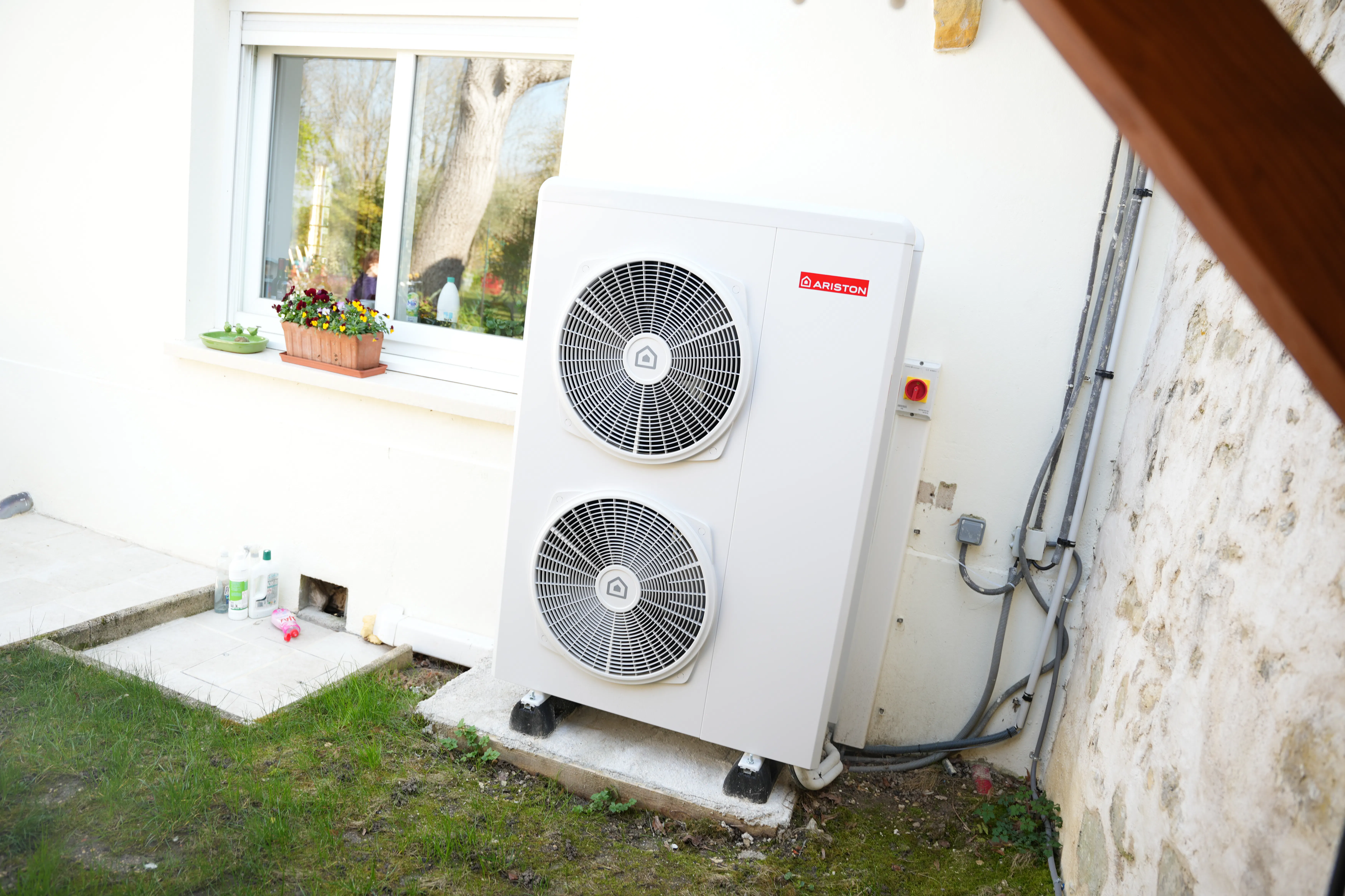 Pompe à chaleur air eau installée chez monsieur Morard par Avisun x Carrefour énergies