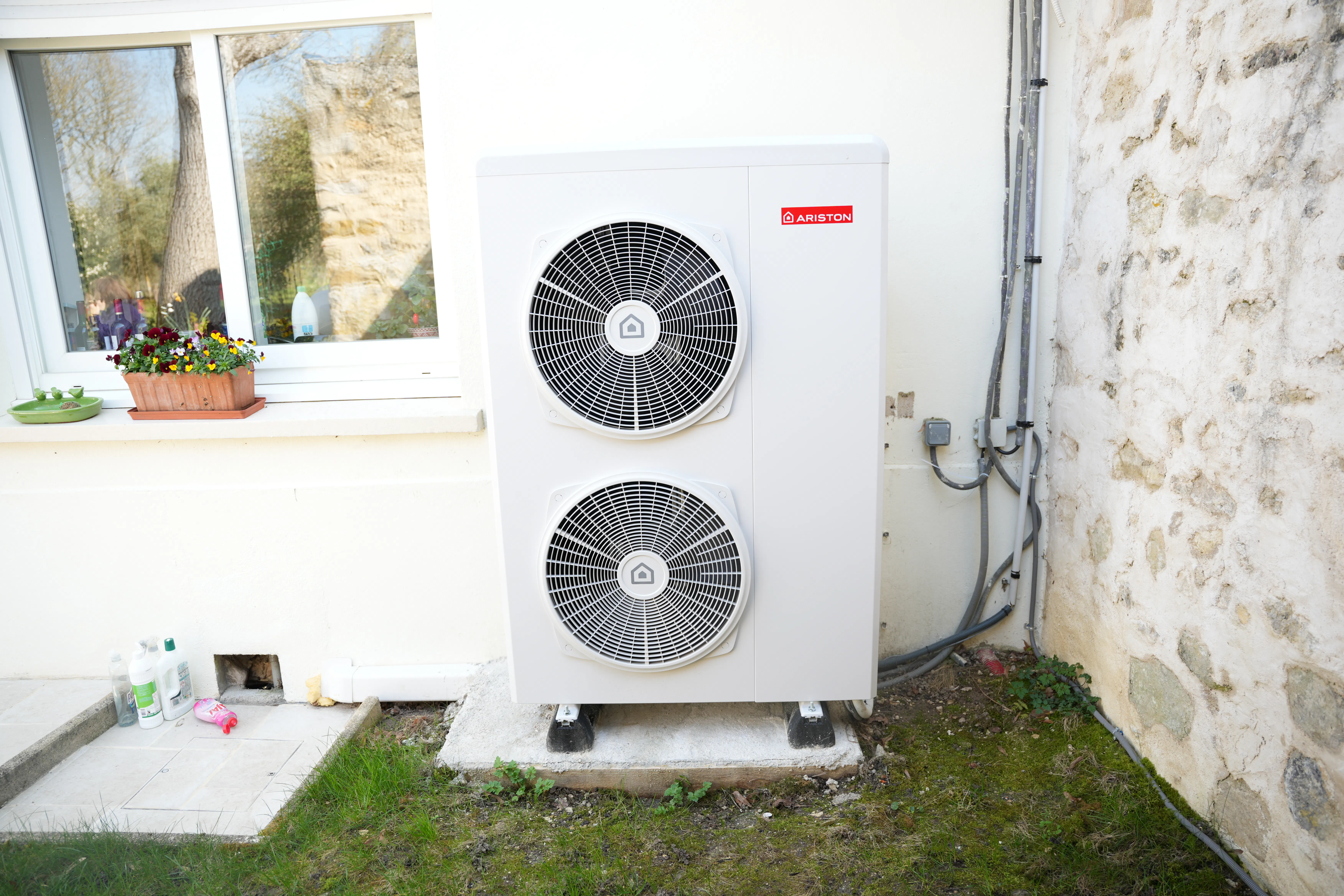 Pompe à chaleur air eau installée chez monsieur Morard par Avisun x Carrefour énergies