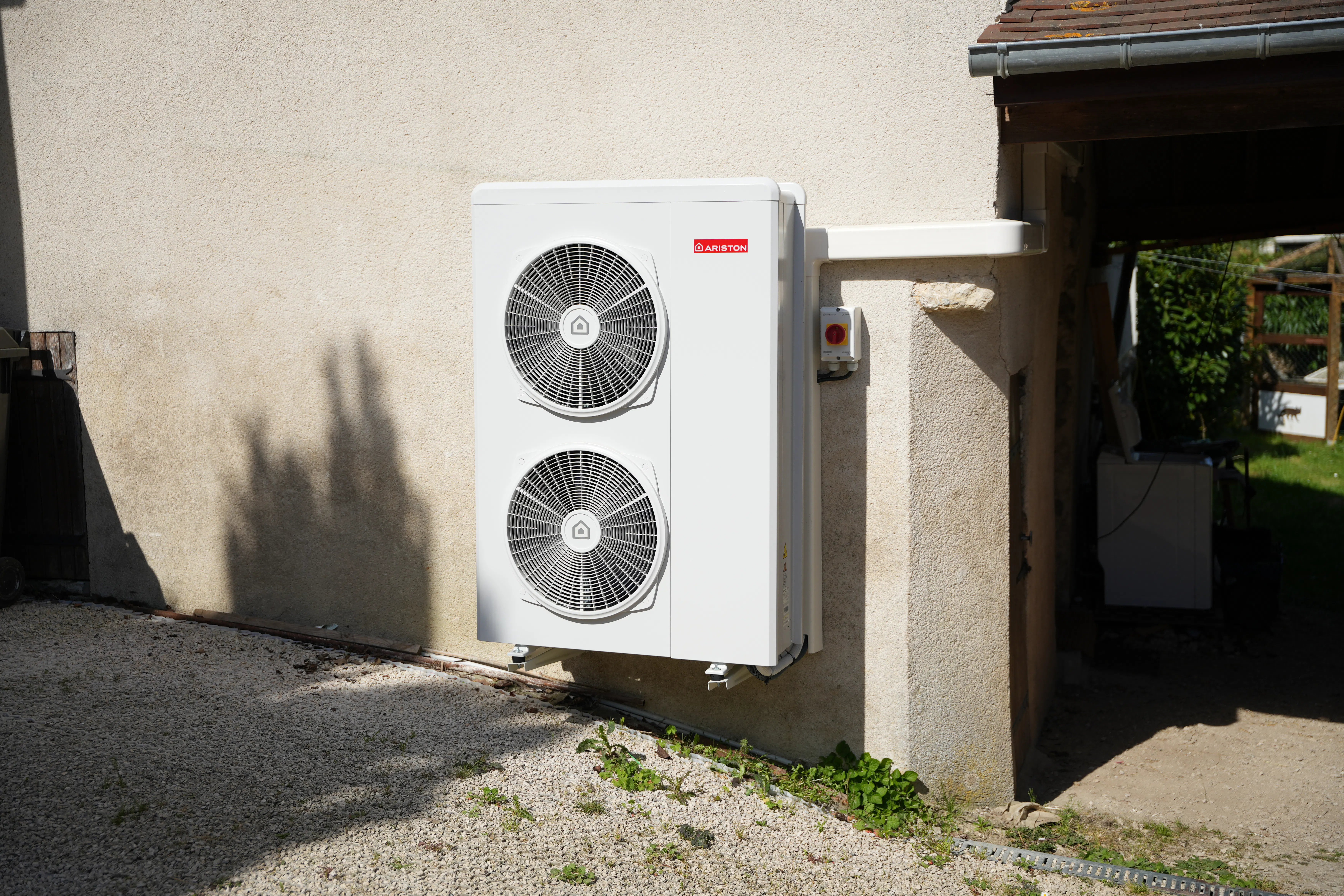 Pompe à chaleur air eau installée chez monsieur Dupré par Avisun x Carrefour énergies
