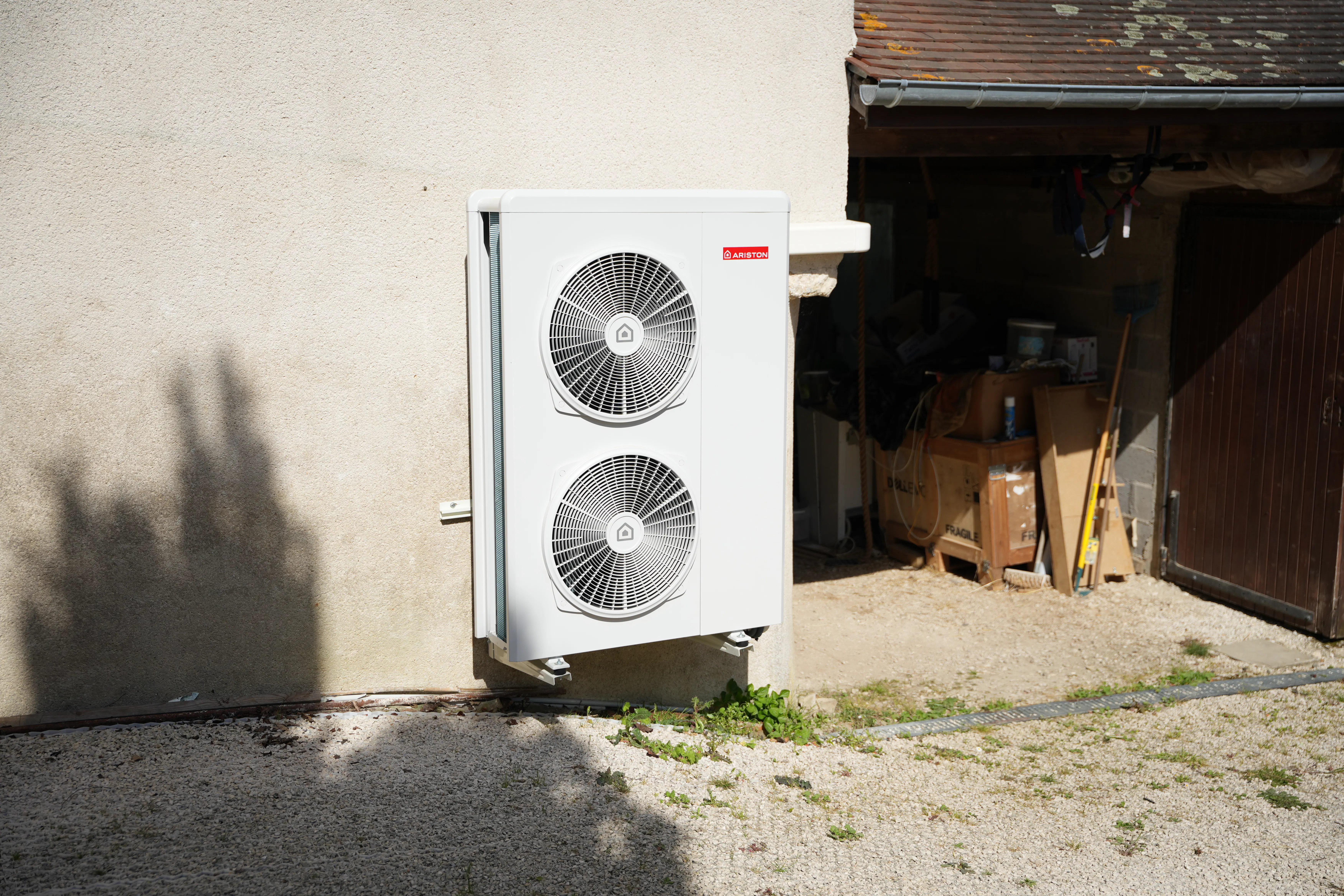 Pompe à chaleur air eau installée chez monsieur Dupré par Avisun x Carrefour énergies