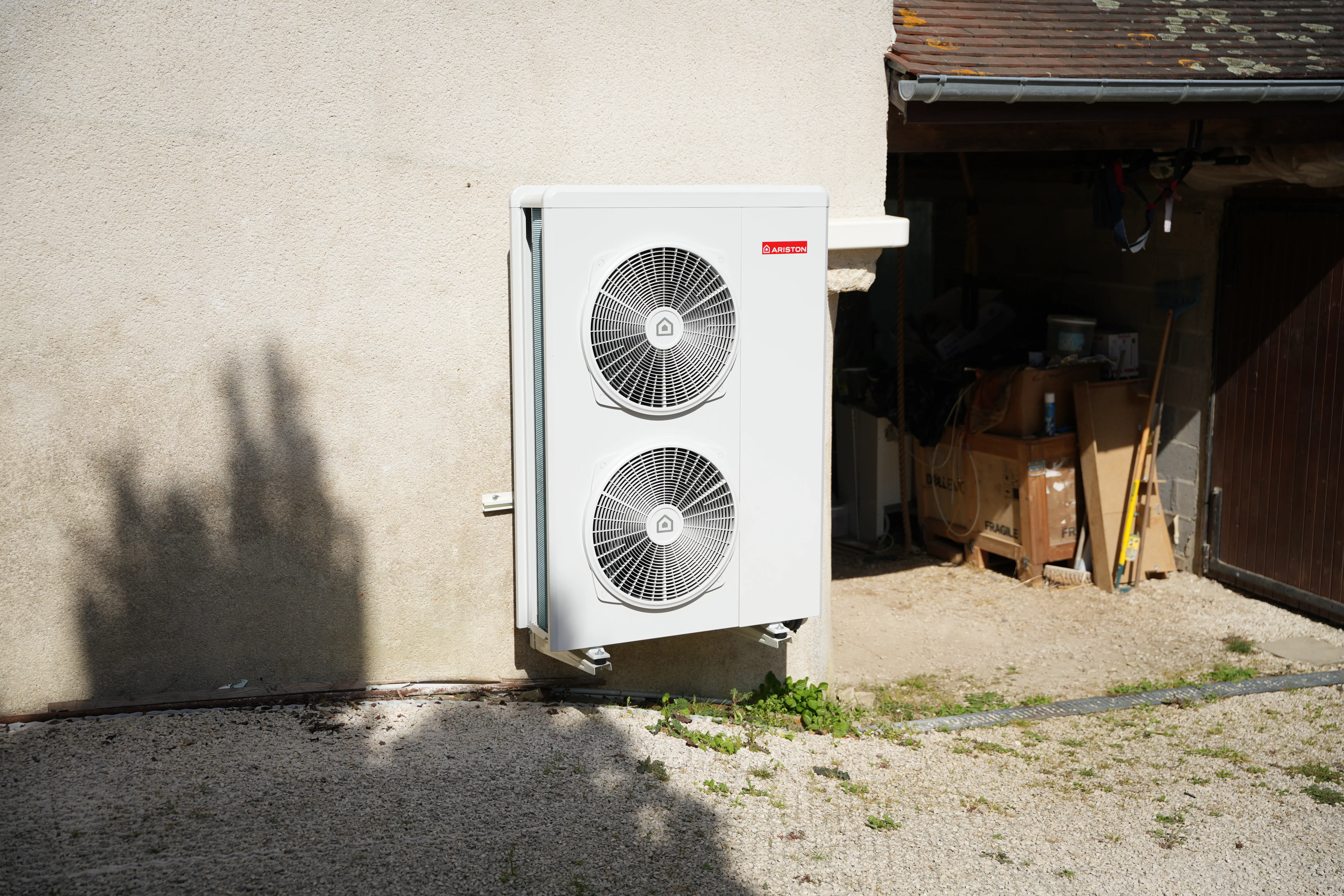 Pompe à chaleur air eau installée chez monsieur Dupré par Avisun x Carrefour énergies