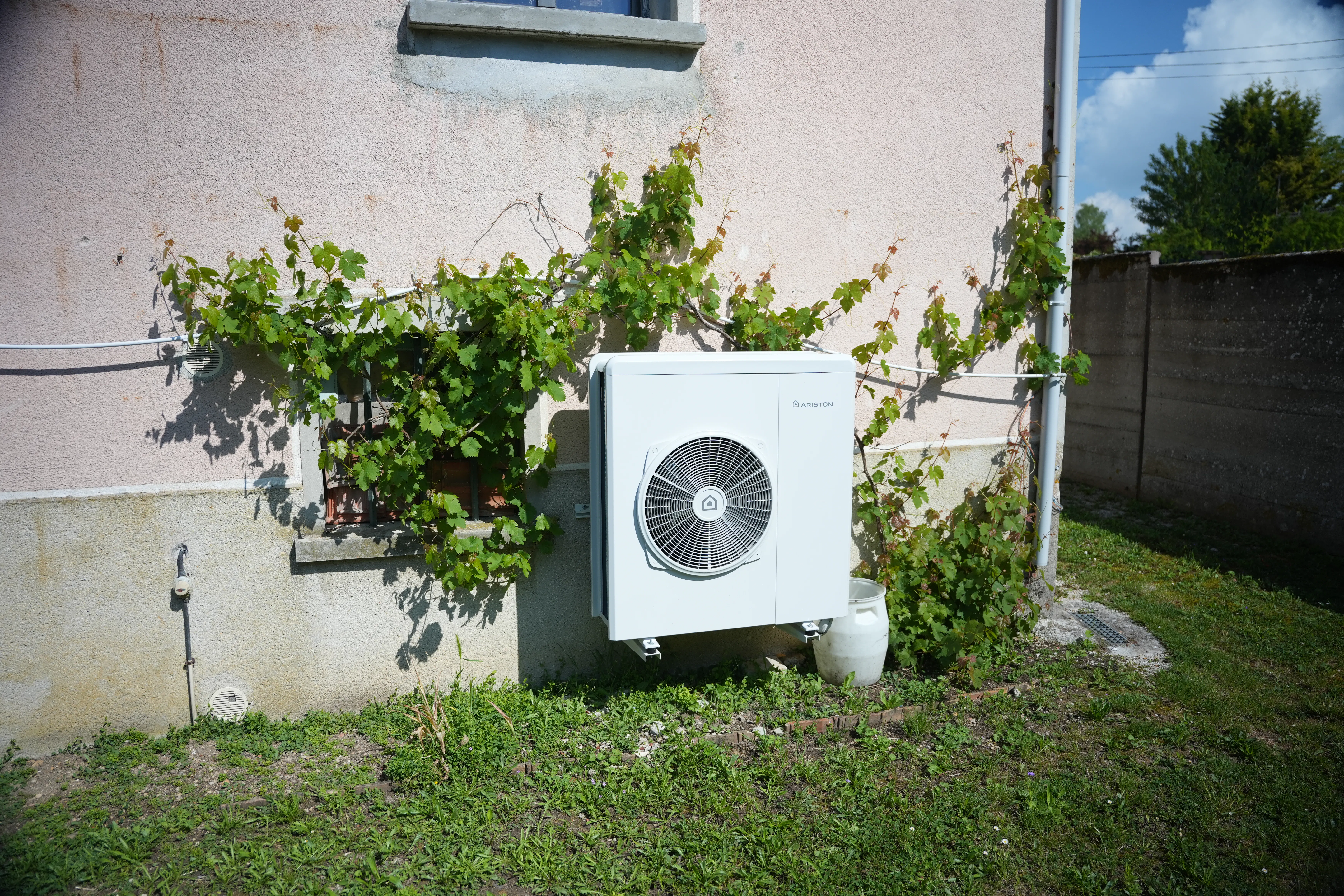 Pompe à chaleur air eau et ballon thermodynamique installés chez madame Jean Marie par Avisun x Carrefour énergies