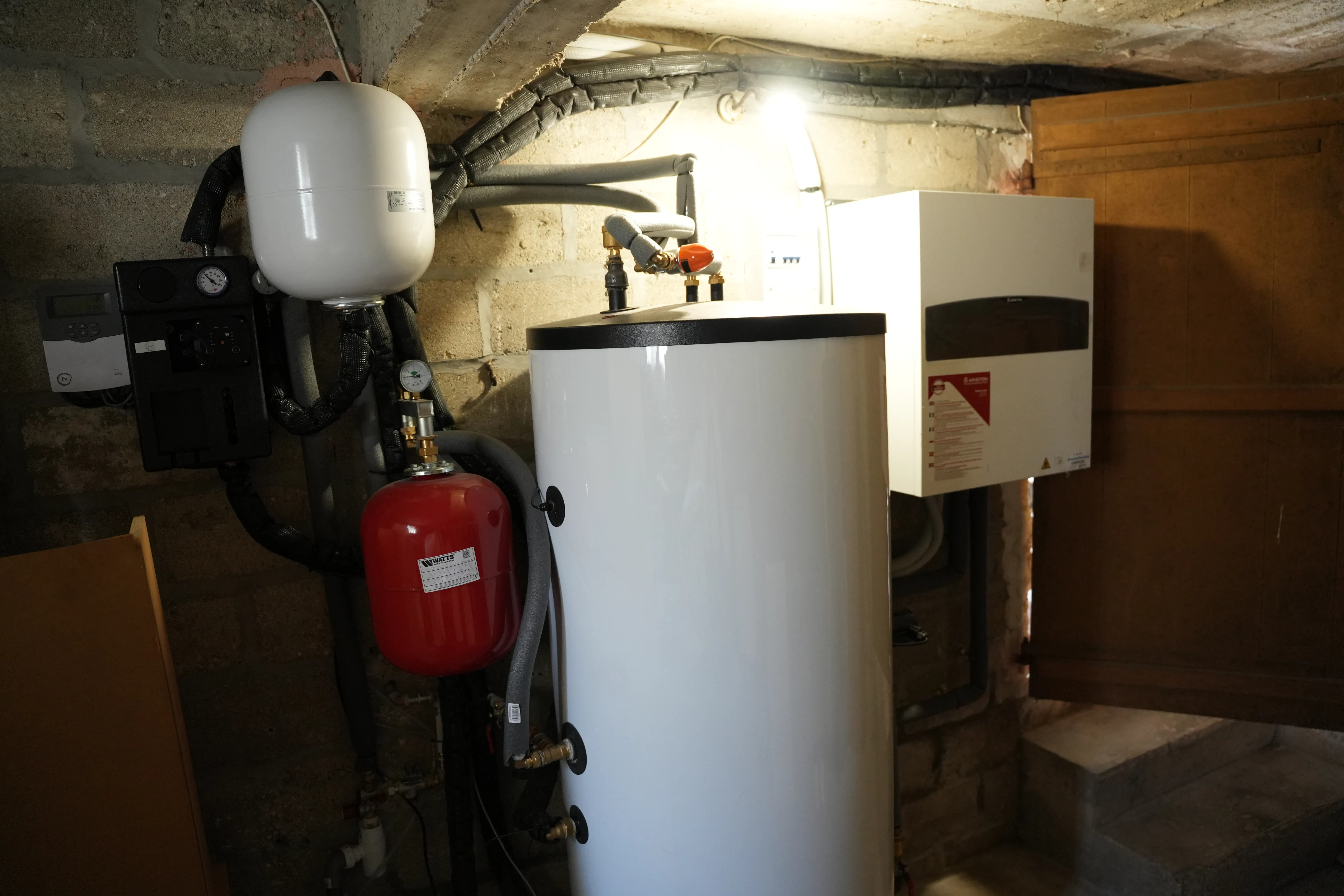 Pompe à chaleur air eau et ballon thermodynamique installés chez madame Jean Marie par Avisun x Carrefour énergies