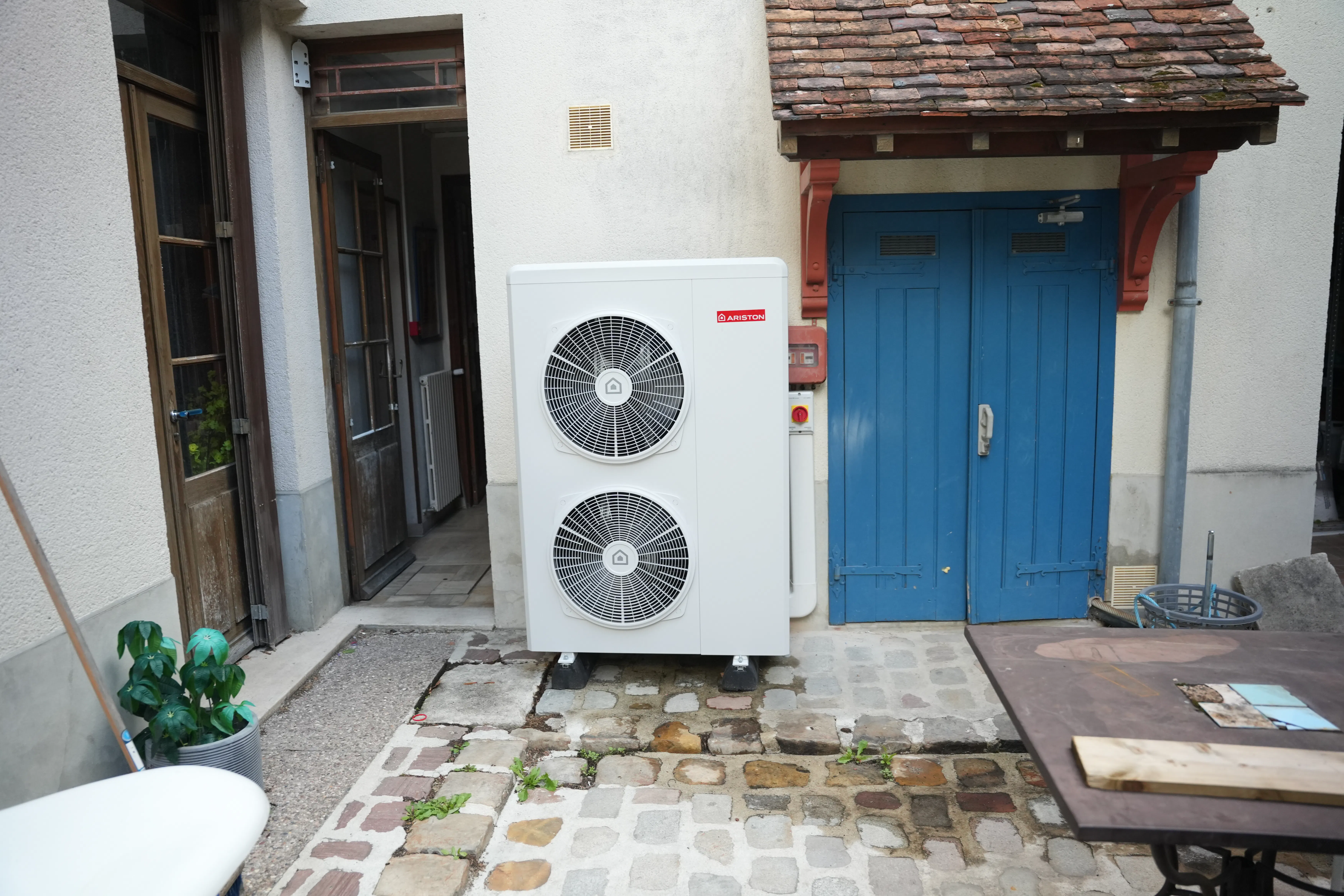 Pompe à chaleur air / eau installé chez monsieur Colonna par Avisun x Carrefour énergies