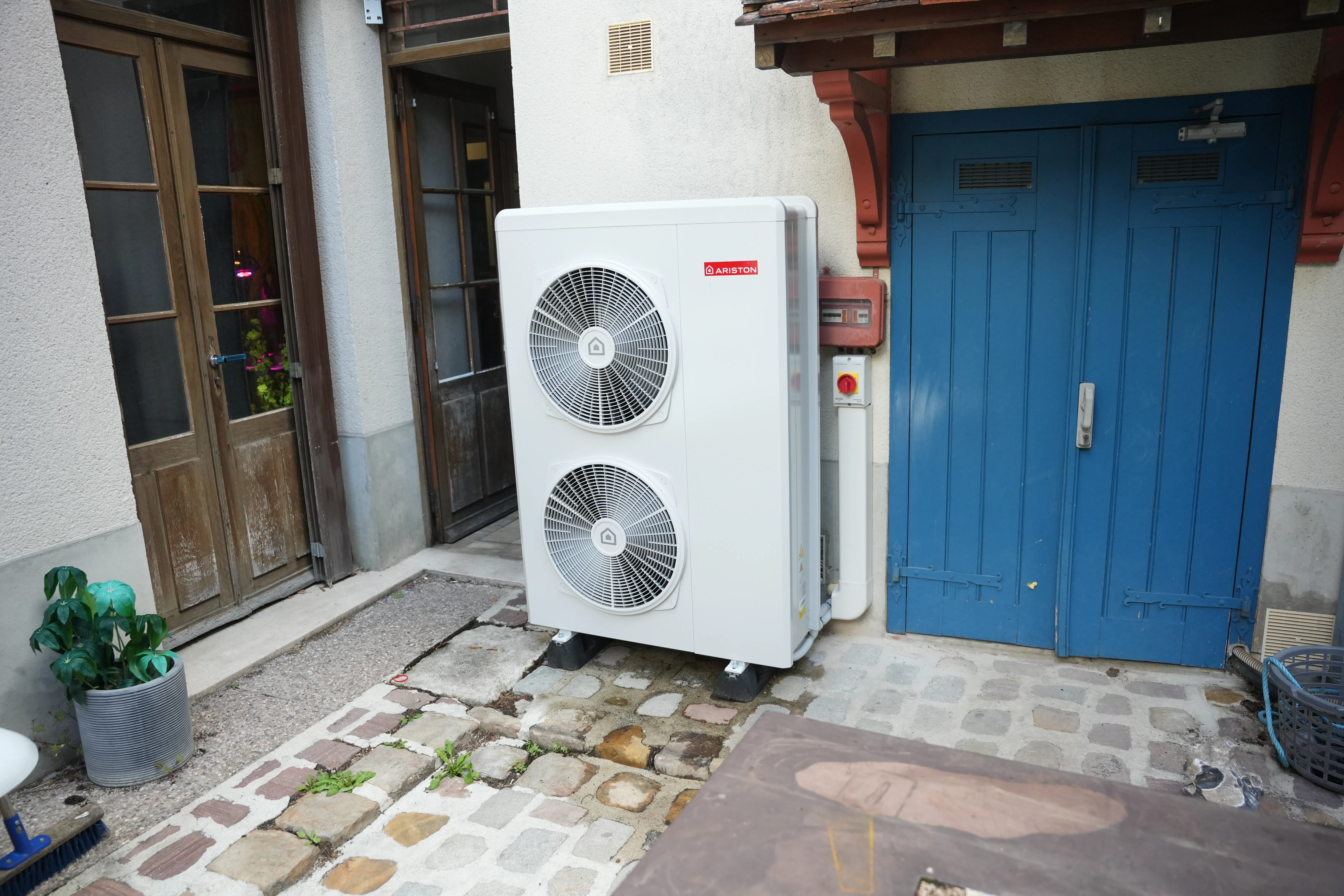 Pompe à chaleur air / eau installé chez monsieur Colonna par Avisun x Carrefour énergies
