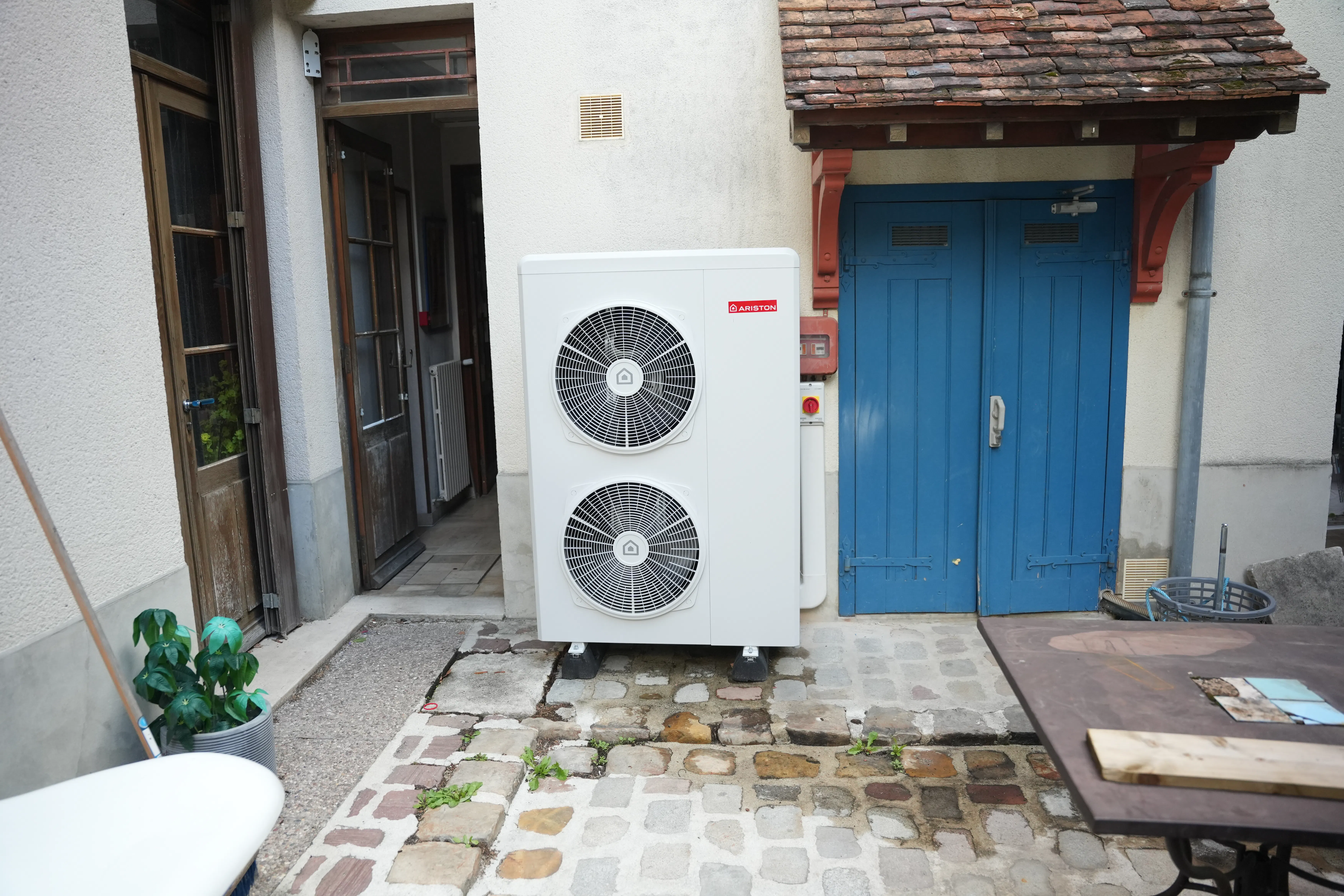 Pompe à chaleur air / eau installé chez monsieur Colonna par Avisun x Carrefour énergies