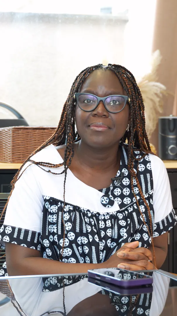 Madame Moukoudi en interview en train de parler de l'isolation extérieure de sa maison par Carrefour énergies