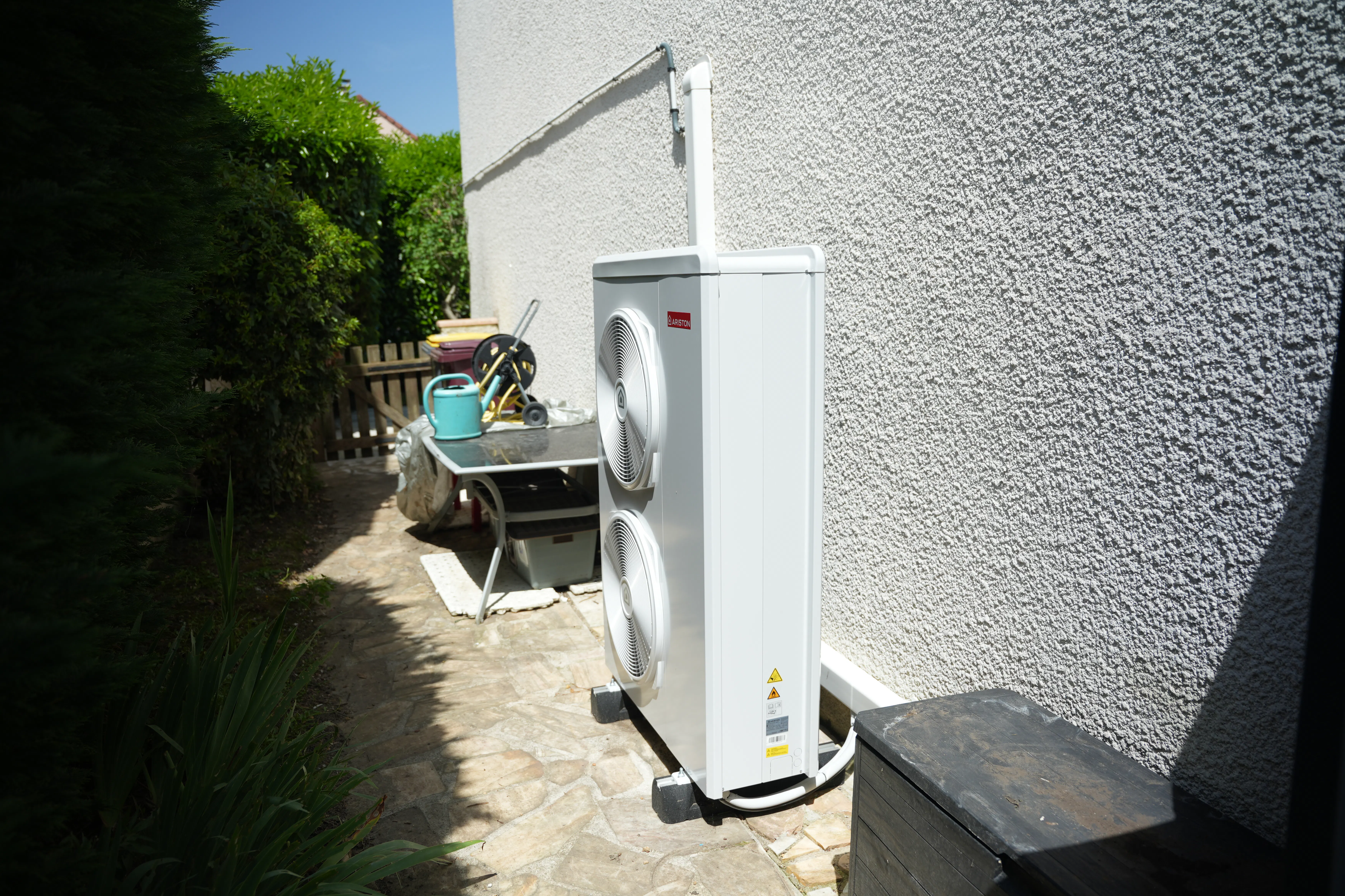 Pompe à chaleur air / eau et ballon thermodynamique installés chez madame Lietaer par Avisun x Carrefour énergies