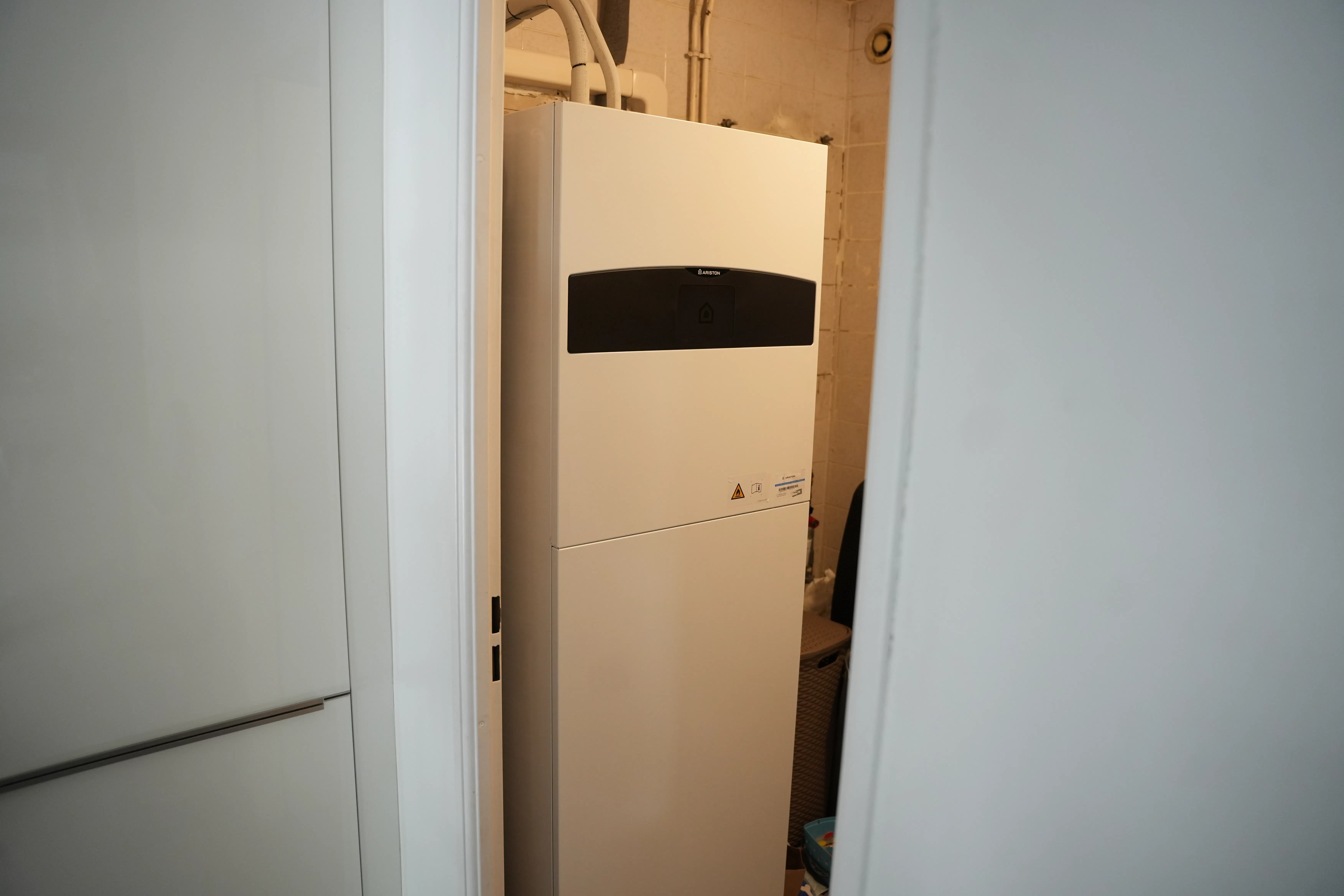 Pompe à chaleur air / eau et ballon thermodynamique installés chez madame Lietaer par Avisun x Carrefour énergies