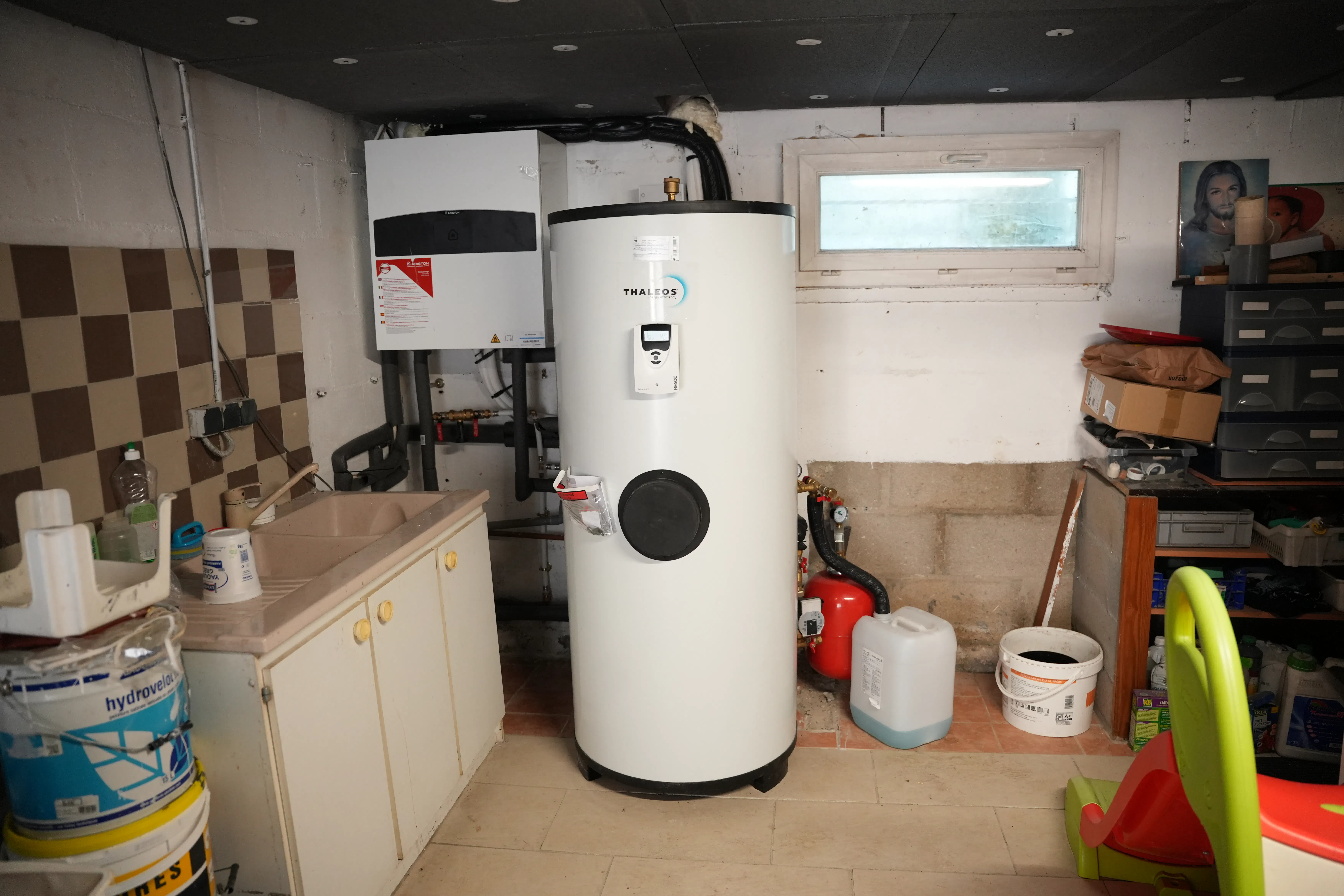 Pompe à chaleur air eau et ballon solaire (système solaire combiné) installés chez monsieur Lourduraj par Avisun x Carrefour énergies