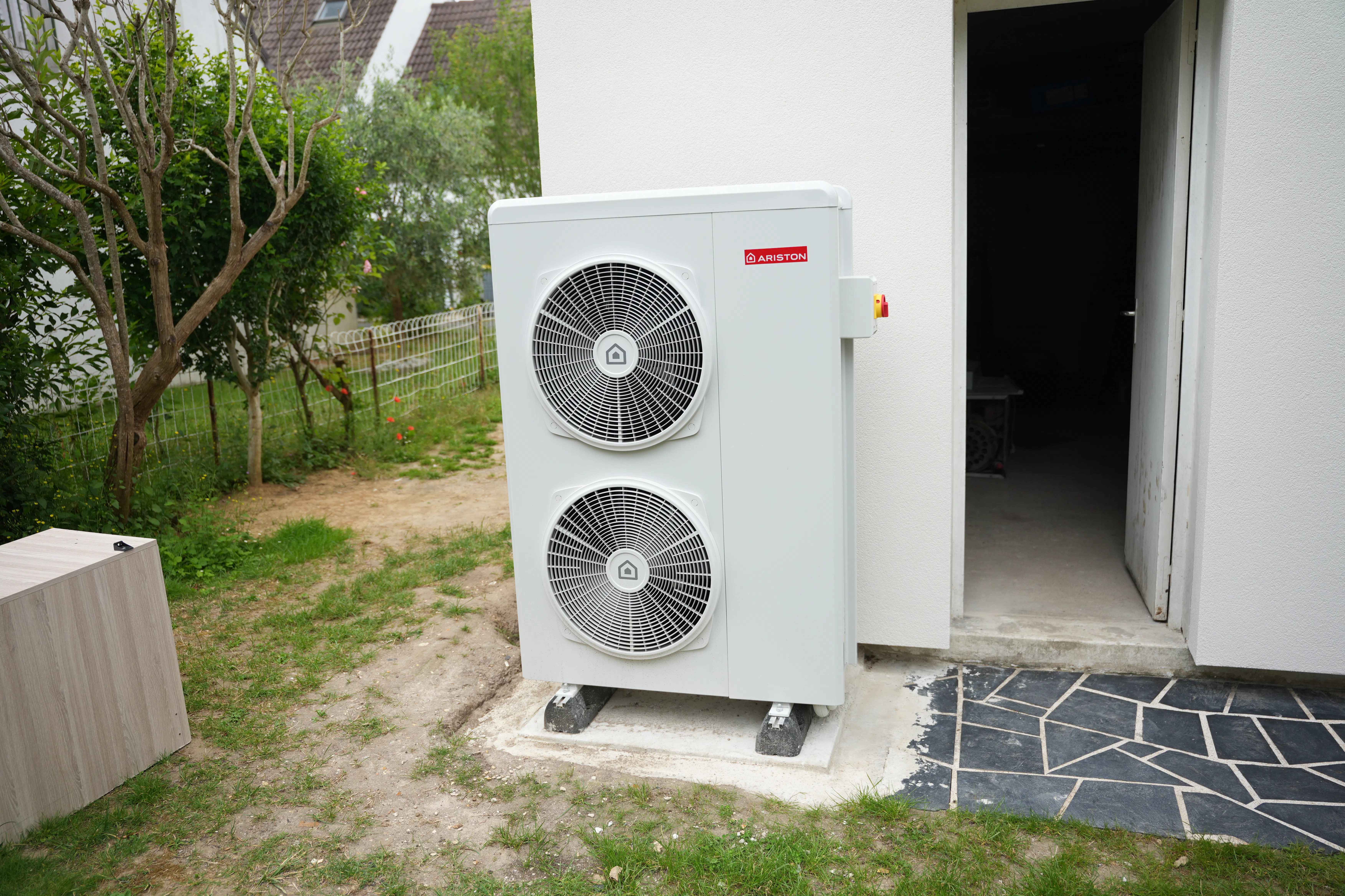 Pompe à chaleur air / eau et ballon thermodynamique installés chez monsieur Lallemand par Avisun x Carrefour énergies