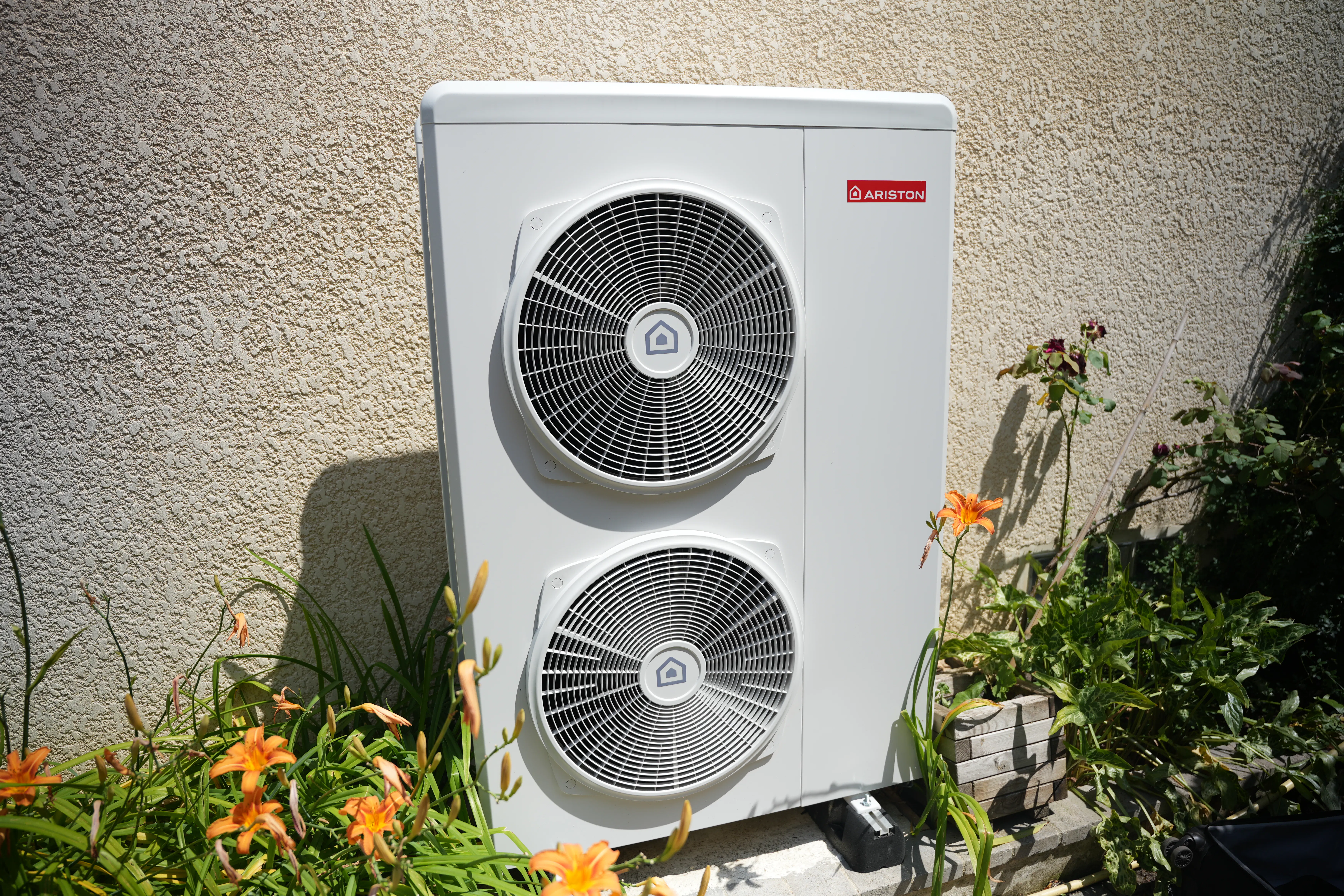 Pompe à chaleur air / eau installée chez madame Chervier par Avisun x Carrefour énergies