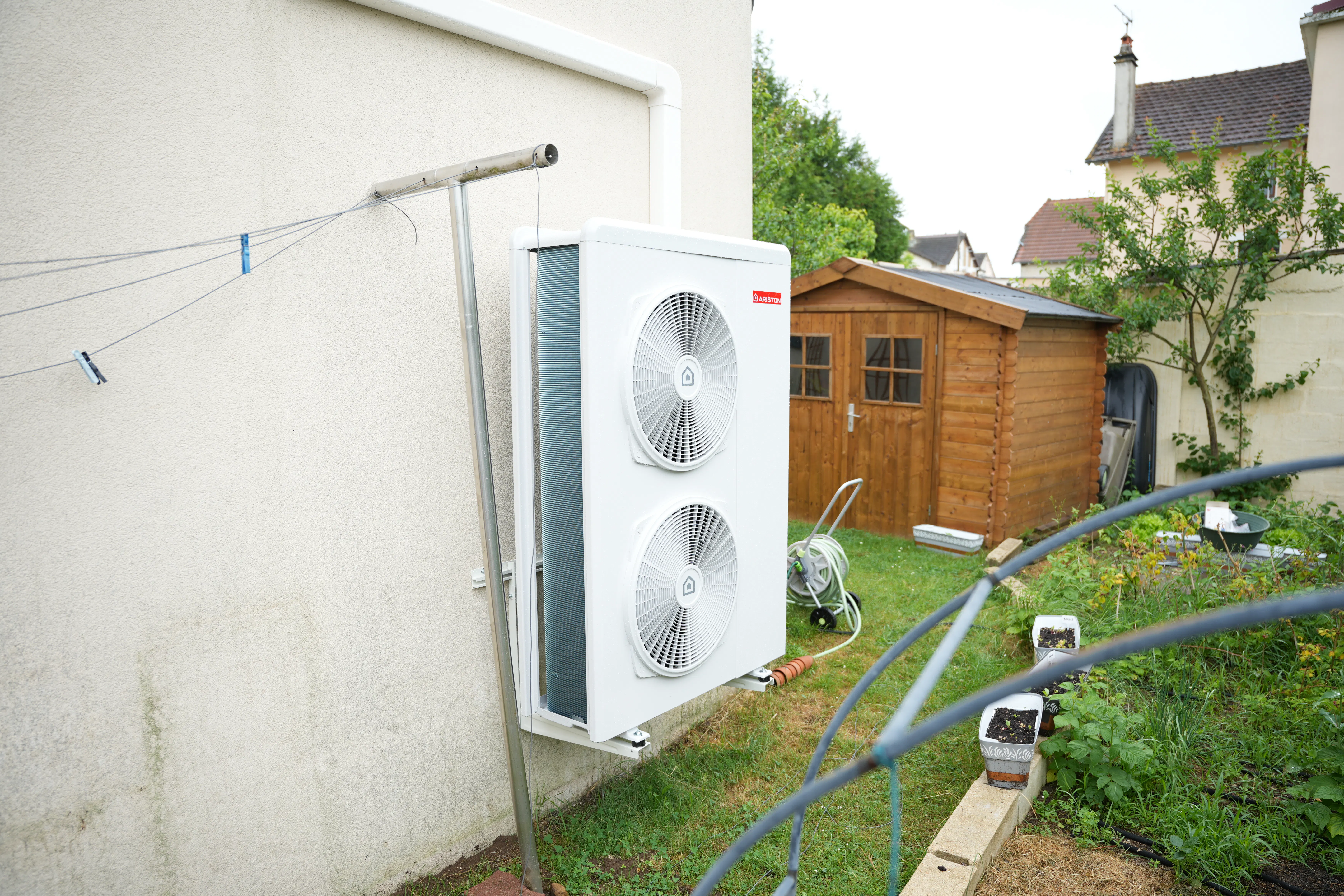 Pompe à chaleur air / eau et ballon thermodynamique installés chez madame Marzio par Avisun x Carrefour énergies