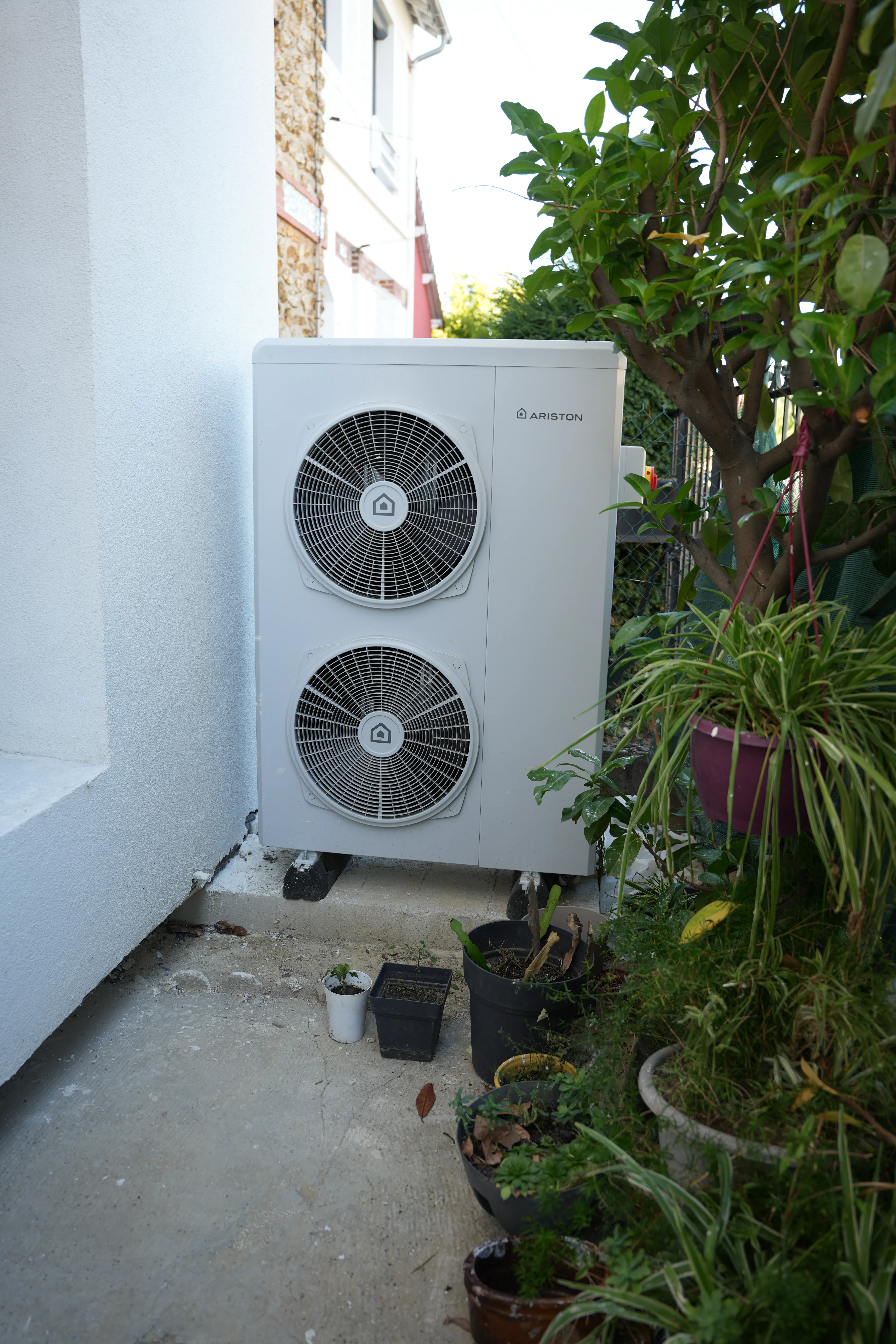 Pompe à chaleur air / eau installée chez madame Yaddehi par Avisun x Carrefour énergies