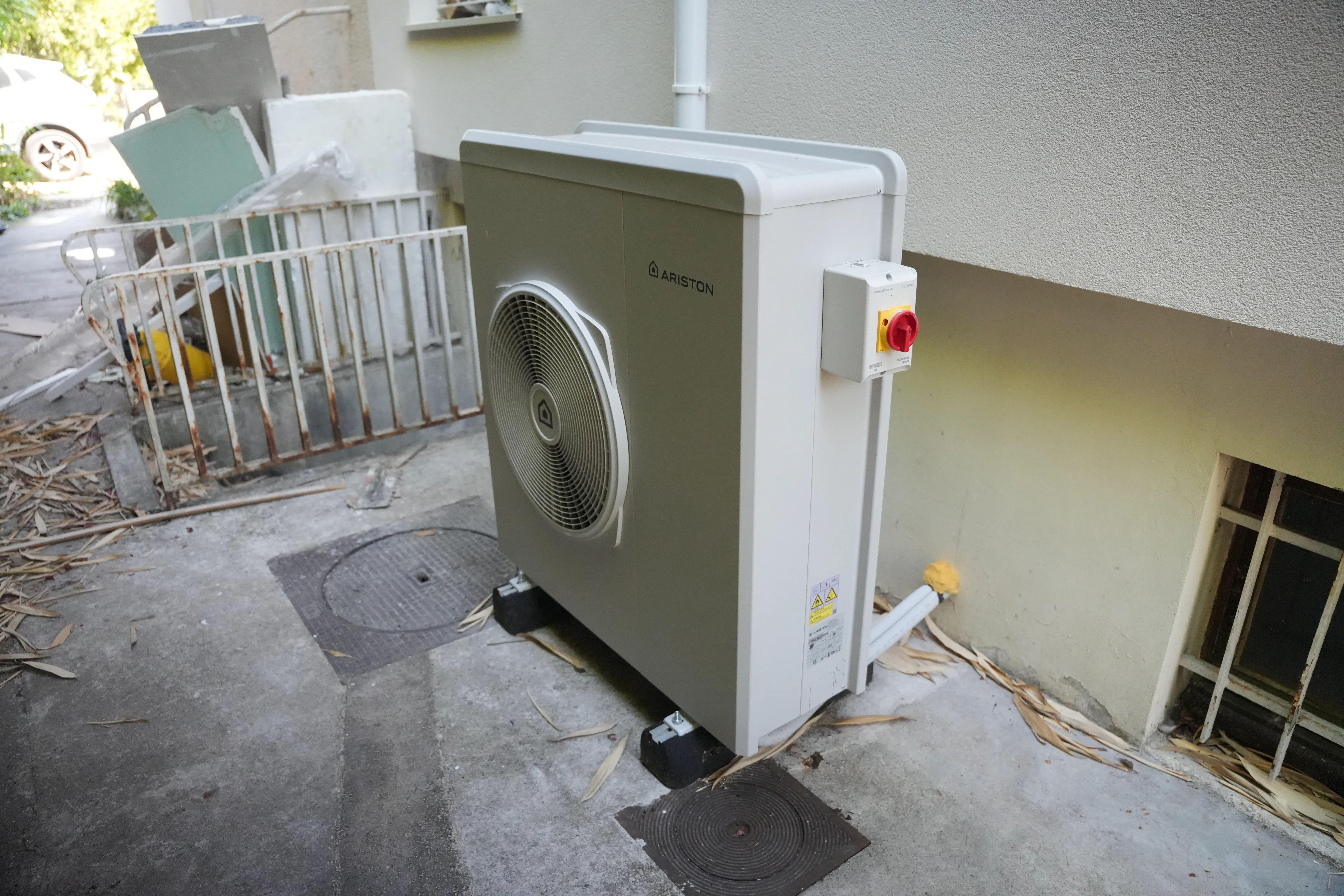 Pompe à chaleur air / eau installée chez monsieur Scotti par Avisun x Carrefour énergies