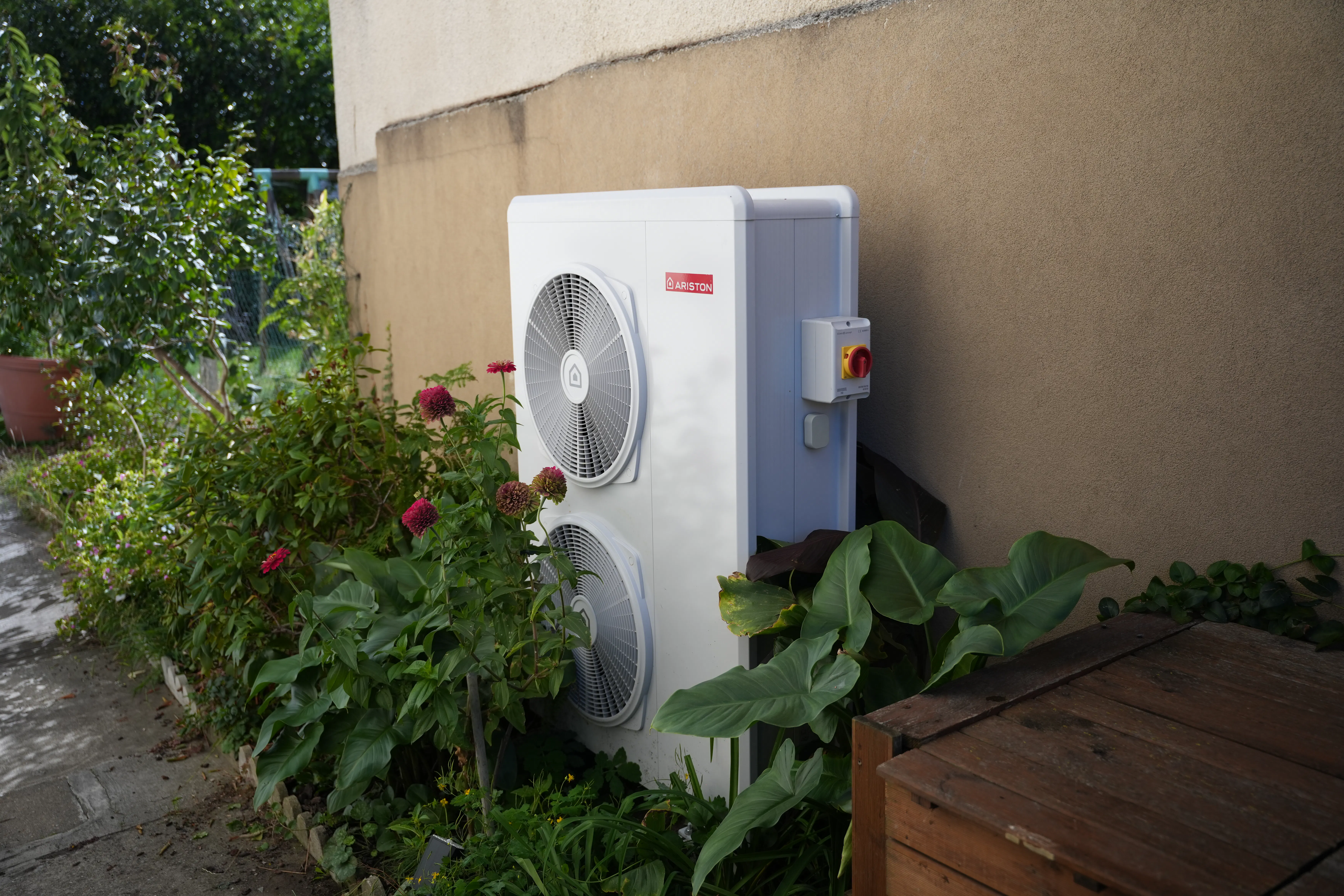Pompe à chaleur air / eau installée chez monsieur Adapen par Avisun x Carrefour énergies